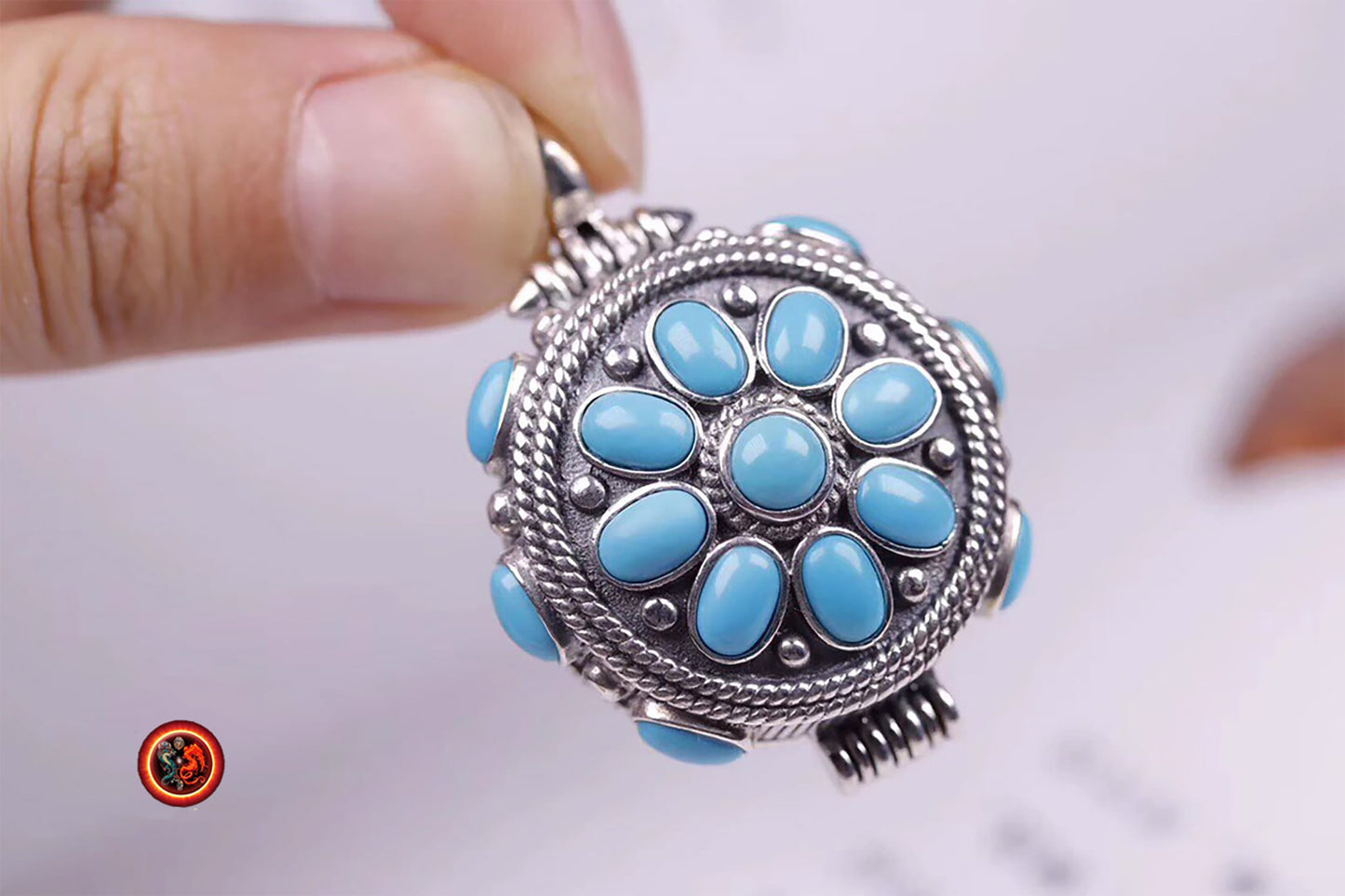 Gau, Reliquaire, pendentif de protection bouddhiste. Turquoises d'Arizona. Argent 925. mantra de la compassion “om mani padme hum“ au verso - obsidian dragon