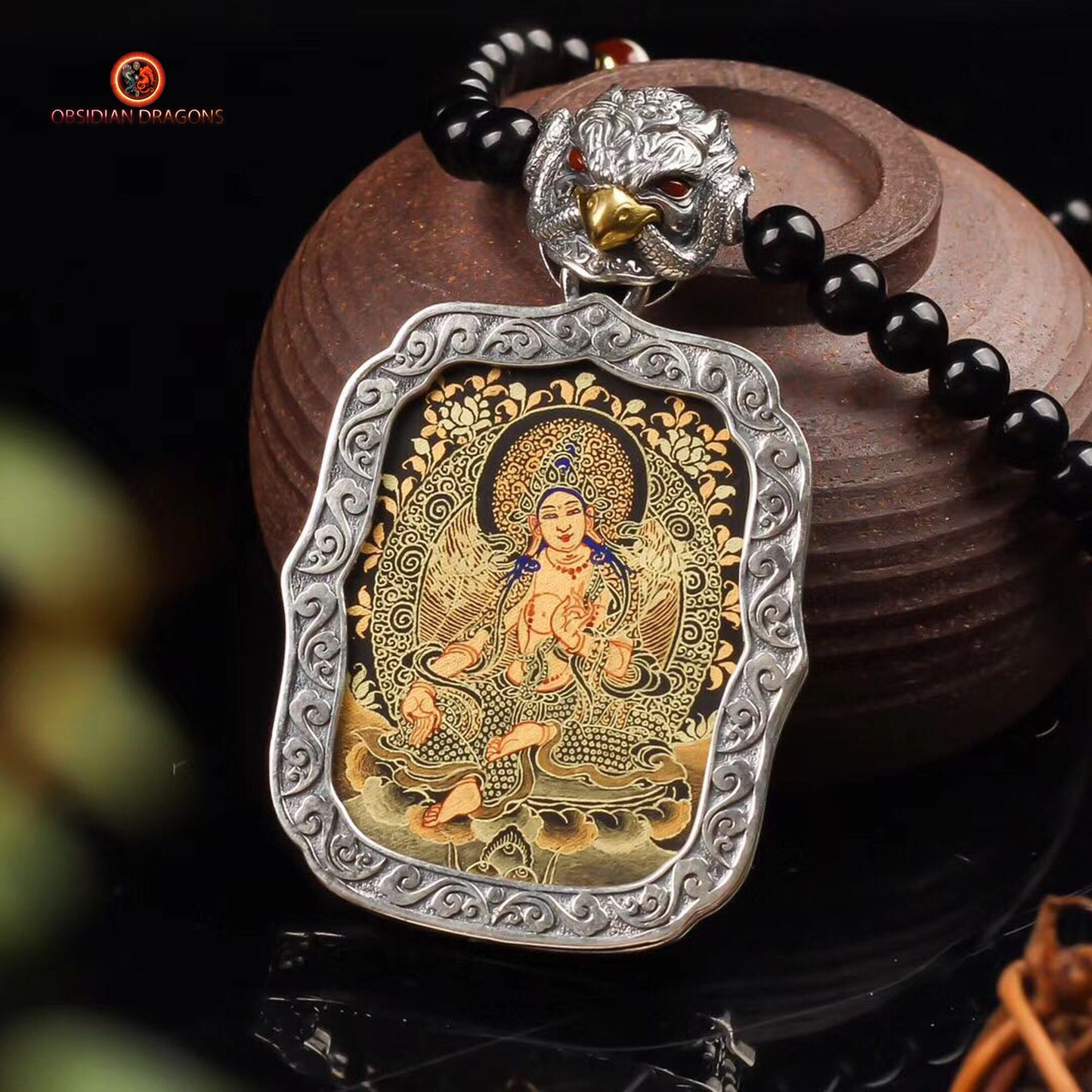 Pendentif Bouddha. Tara verte. Tangka artisanal. Bélière Garuda - obsidian dragon