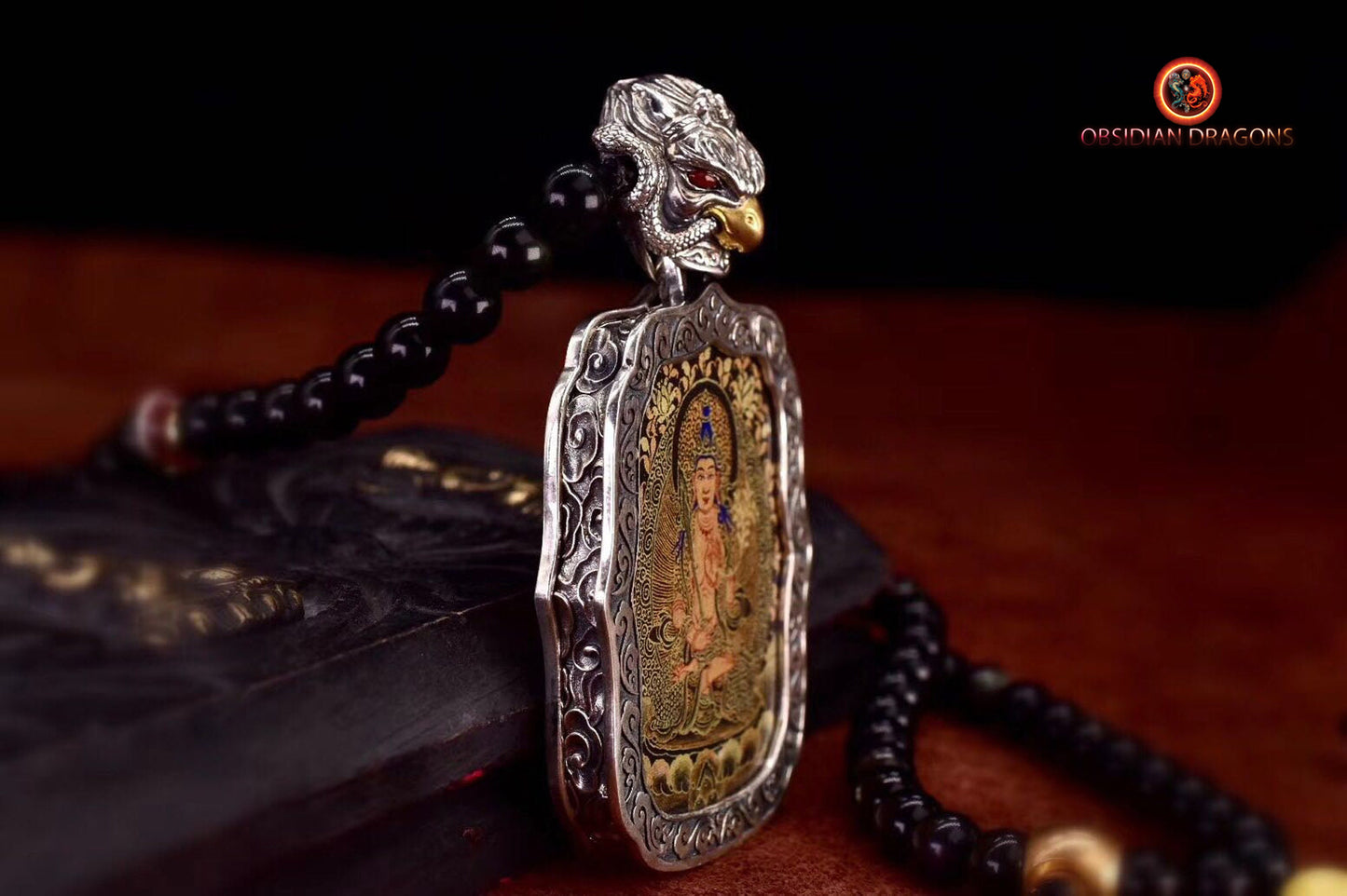 Pendentif Bouddha. Tangka artisanal d'Akashagarba bodhisattva. Bélière Garuda - obsidian dragon