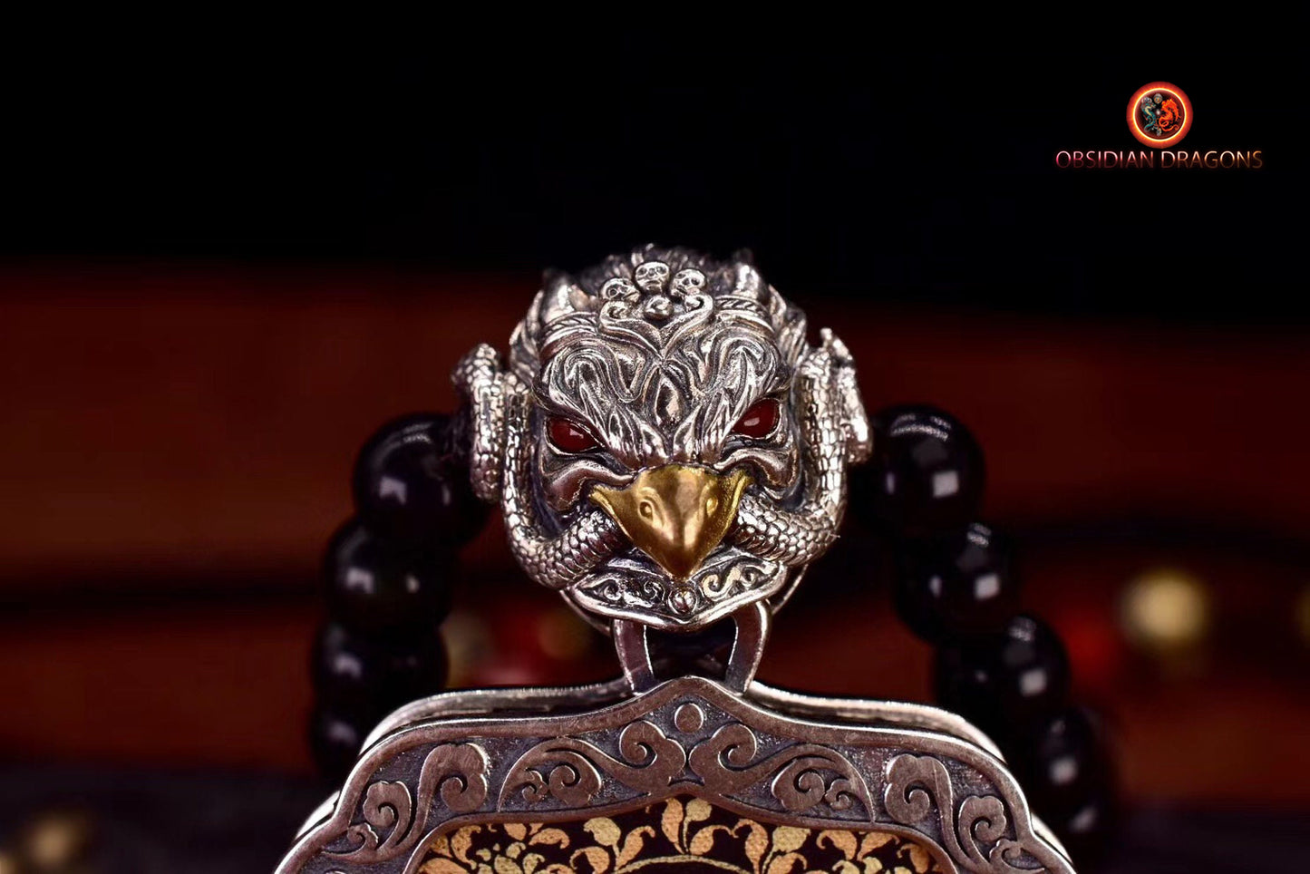 Pendentif Bouddha. Tangka artisanal Jambhala déité de la richesse tibétaine. Bélière Garuda - obsidian dragon