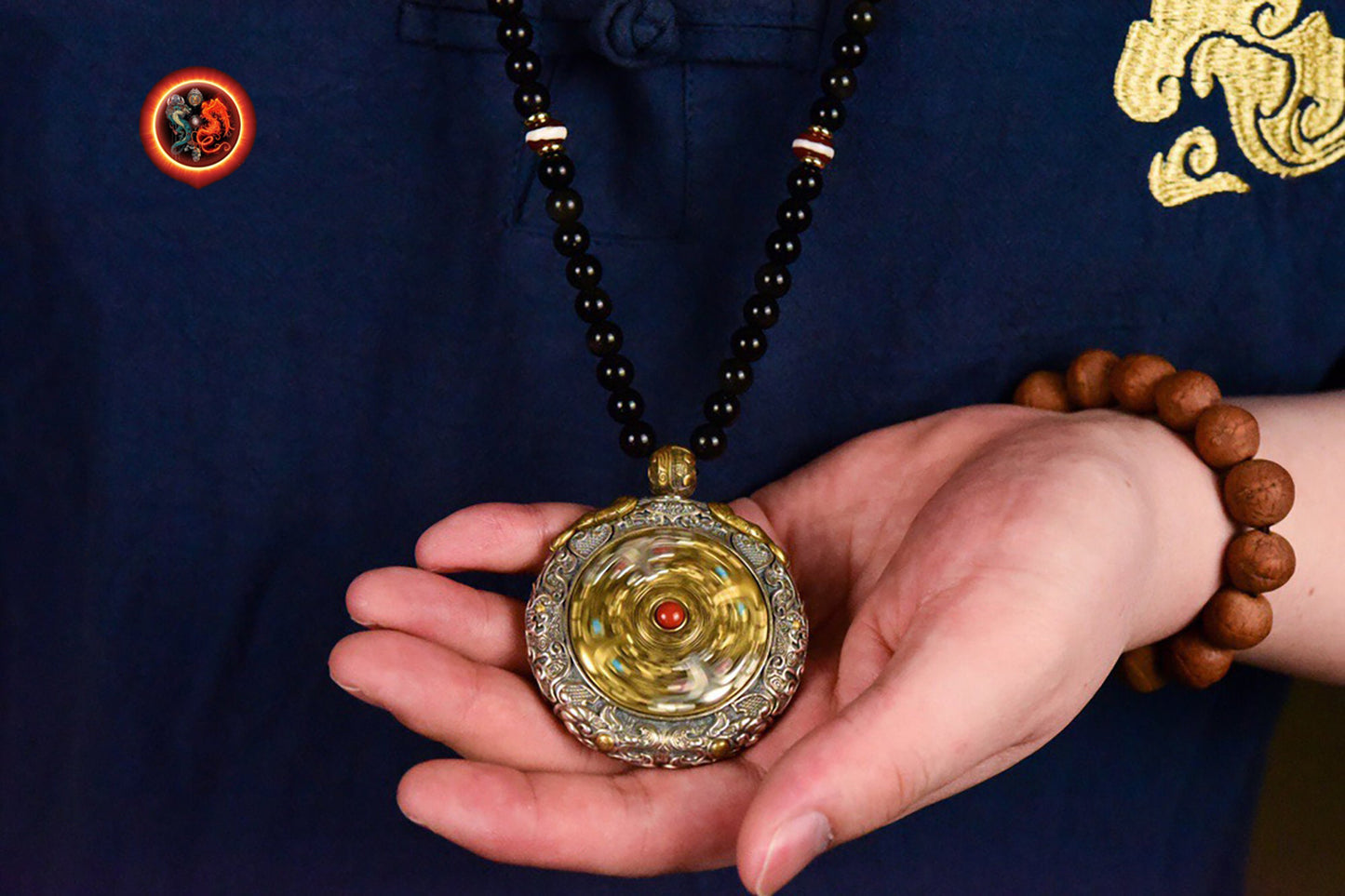 Pendentif Bouddha Acala. Amulette protection bouddhisme tibétain argent 925. thangka peint à la main roue tournante au verso, mala 108 perles - obsidian dragon