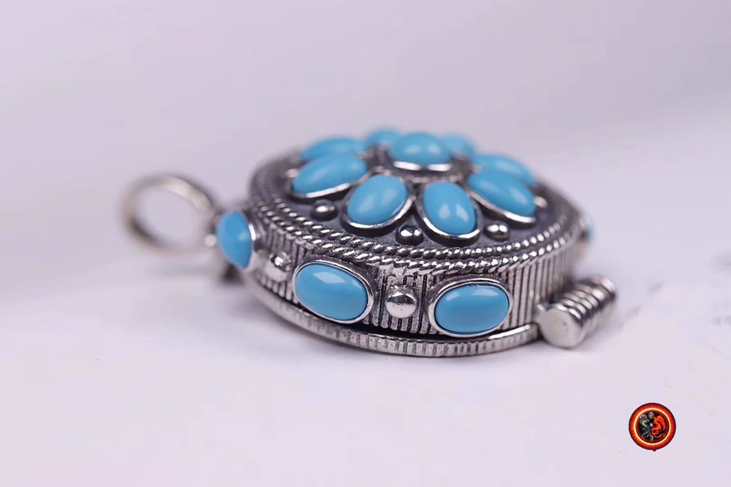 Gau, Reliquaire, pendentif de protection bouddhiste. Turquoises d'Arizona. Argent 925. mantra de la compassion “om mani padme hum“ au verso - obsidian dragon