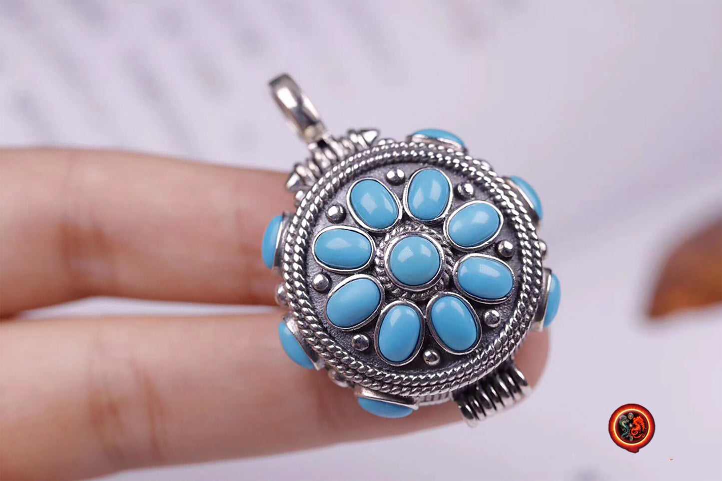 Gau, Reliquaire, pendentif de protection bouddhiste. Turquoises d'Arizona. Argent 925. mantra de la compassion “om mani padme hum“ au verso - obsidian dragon