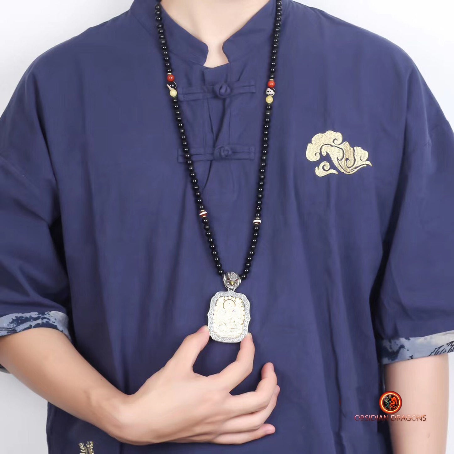 Pendentif Bouddha Vairocana. Tangka artisanal. Bélière Garuda. Protection du bouddhisme vajrayana - obsidian dragon