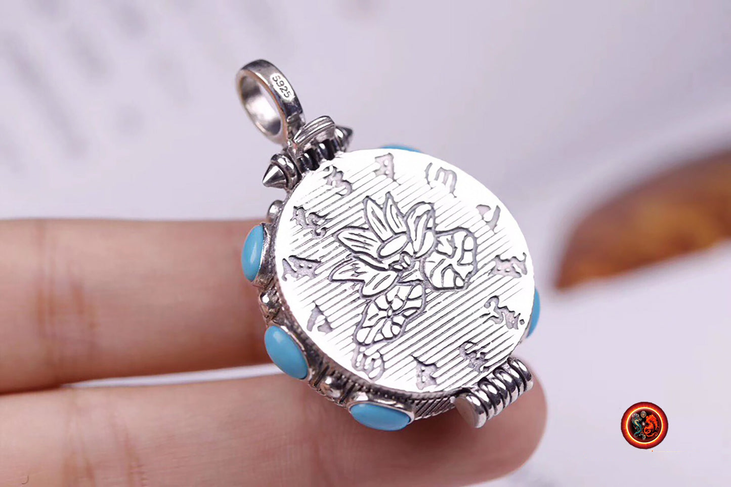 Gau, Reliquaire, pendentif de protection bouddhiste. Turquoises d'Arizona. Argent 925. mantra de la compassion “om mani padme hum“ au verso - obsidian dragon