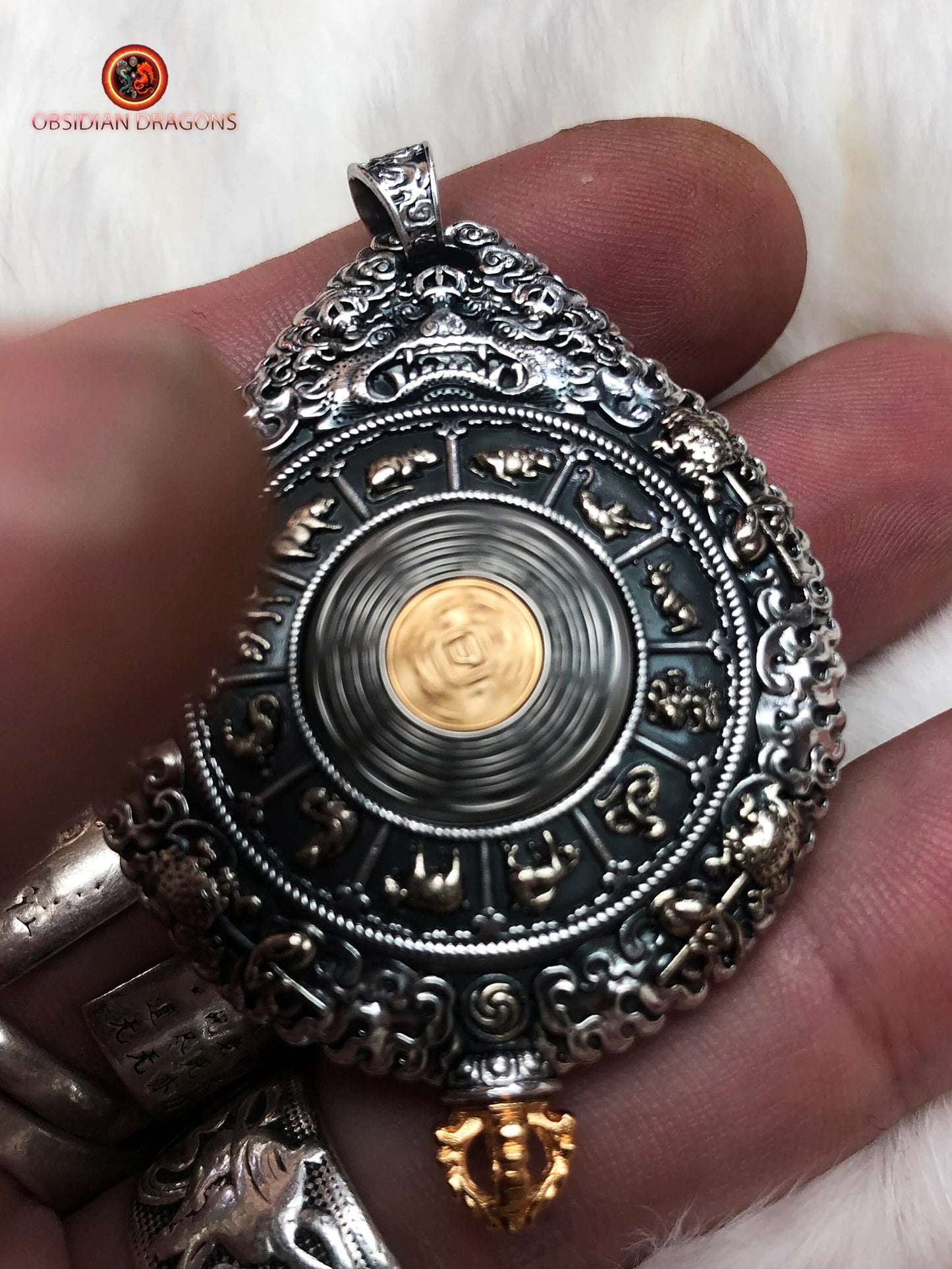 pendentif bouddha. protection de Vairocana. Authentique ghau avec tangka peint sur or. Amulette bouddhiste vajrayana - obsidian dragon