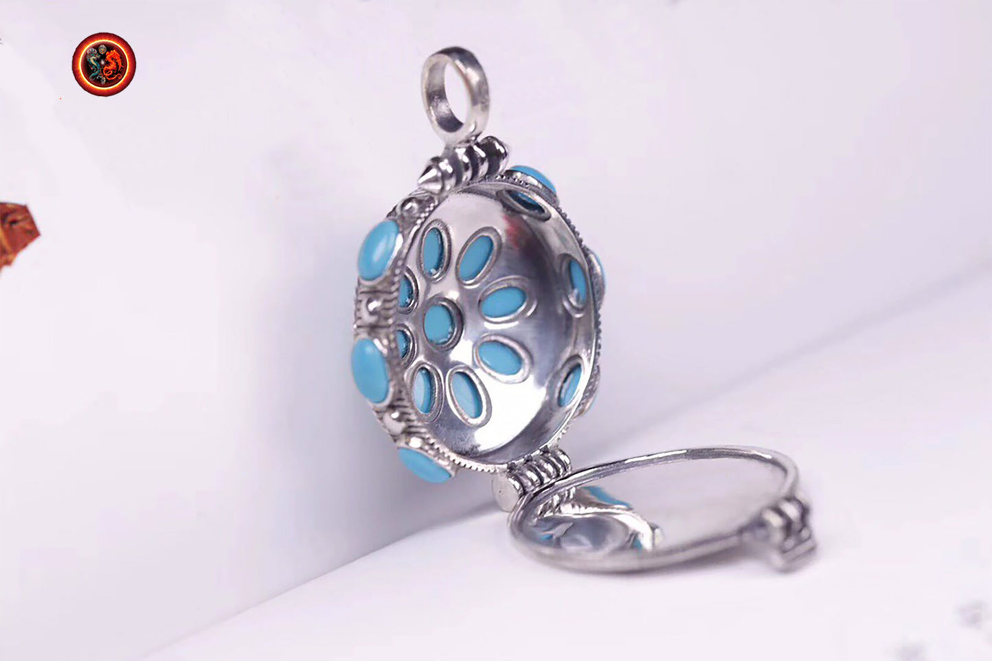 Gau, Reliquaire, pendentif de protection bouddhiste. Turquoises d'Arizona. Argent 925. mantra de la compassion “om mani padme hum“ au verso - obsidian dragon