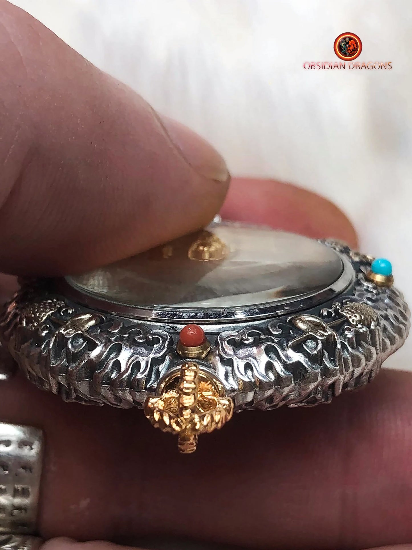 pendentif bouddha. protection de Vairocana. Authentique ghau avec tangka peint sur or. Amulette bouddhiste vajrayana - obsidian dragon