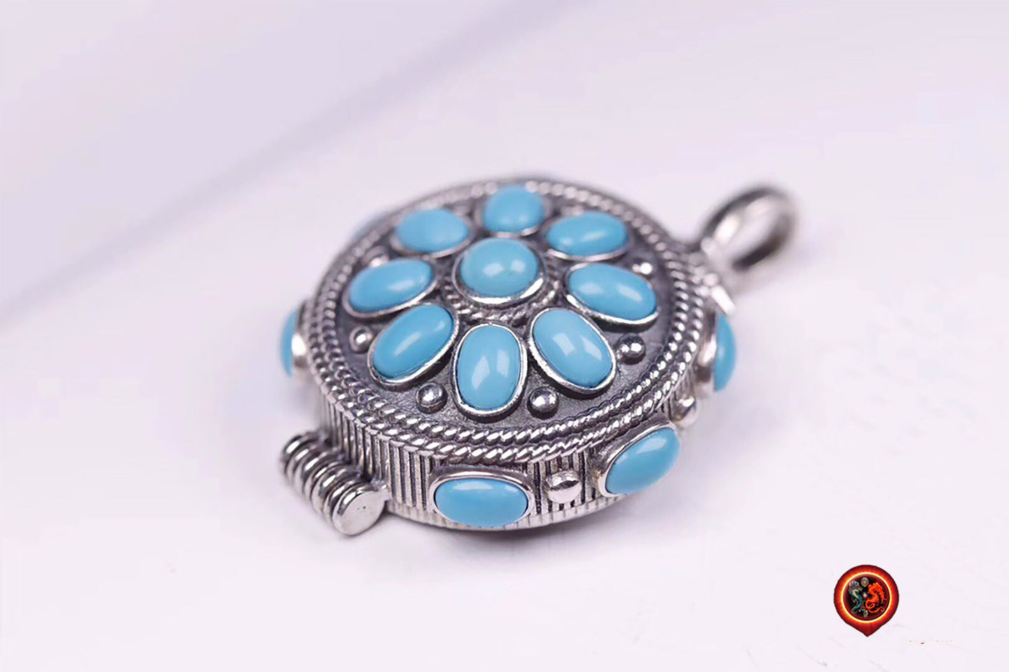 Gau, Reliquaire, pendentif de protection bouddhiste. Turquoises d'Arizona. Argent 925. mantra de la compassion “om mani padme hum“ au verso - obsidian dragon
