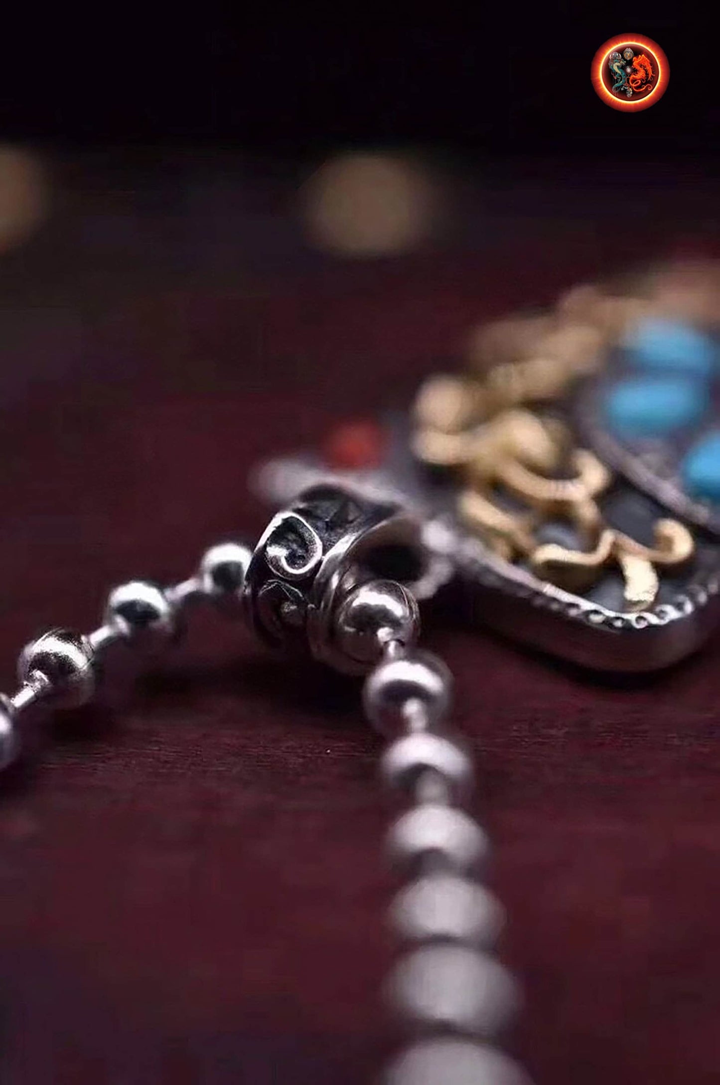 Pendentif ethnique. Argent 925 poinçonné, cuivre, turquoise "sleeping beauty", agate dite nan hong (rouge du sud) naturelles. - obsidian dragon