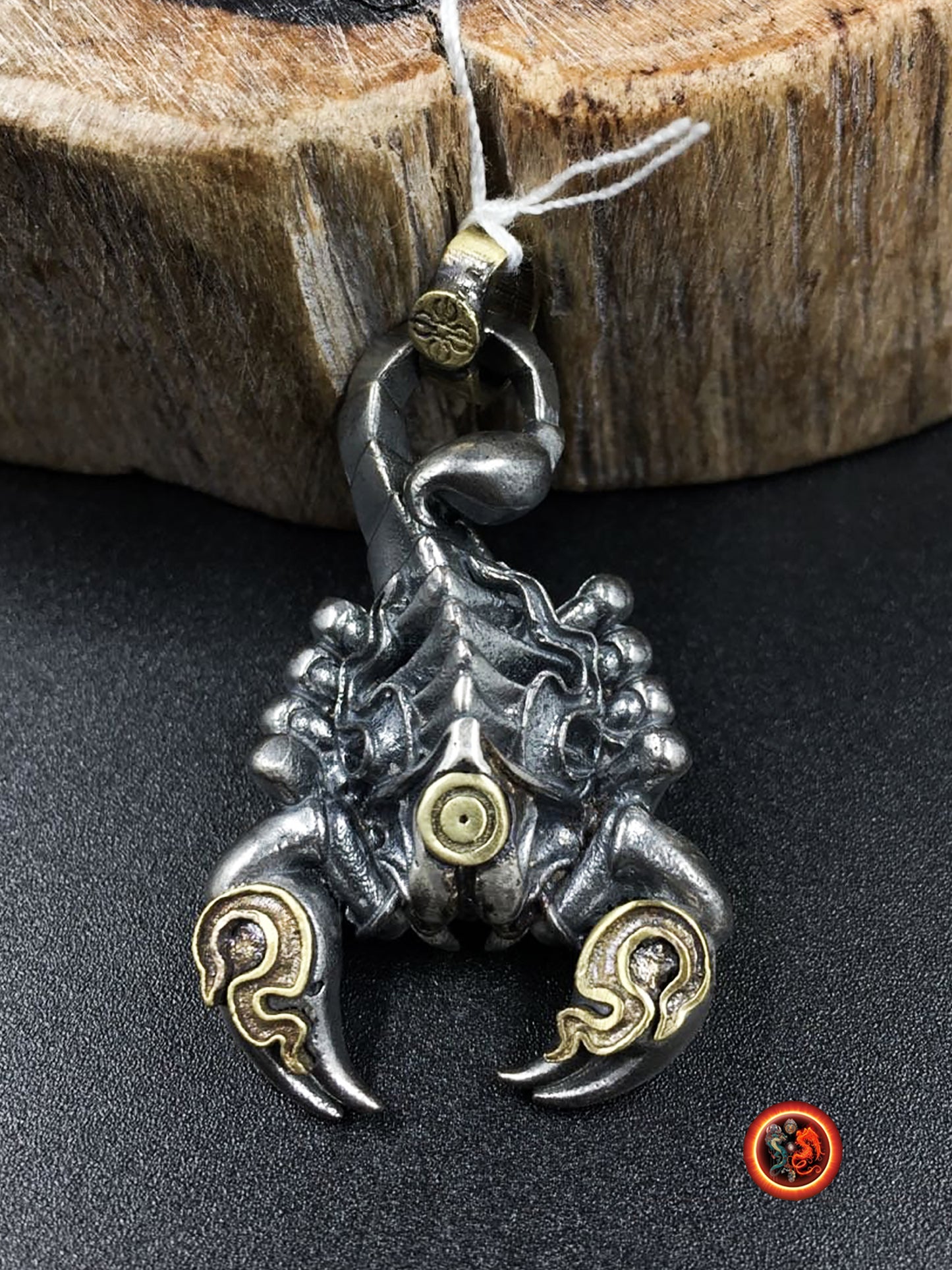 pendentif scorpion tibétain, amulette de protection bouddhiste de padmasambhava (Guru Rinpoché) argent 925 et cuivre, mantra sur le ventre - obsidian dragon