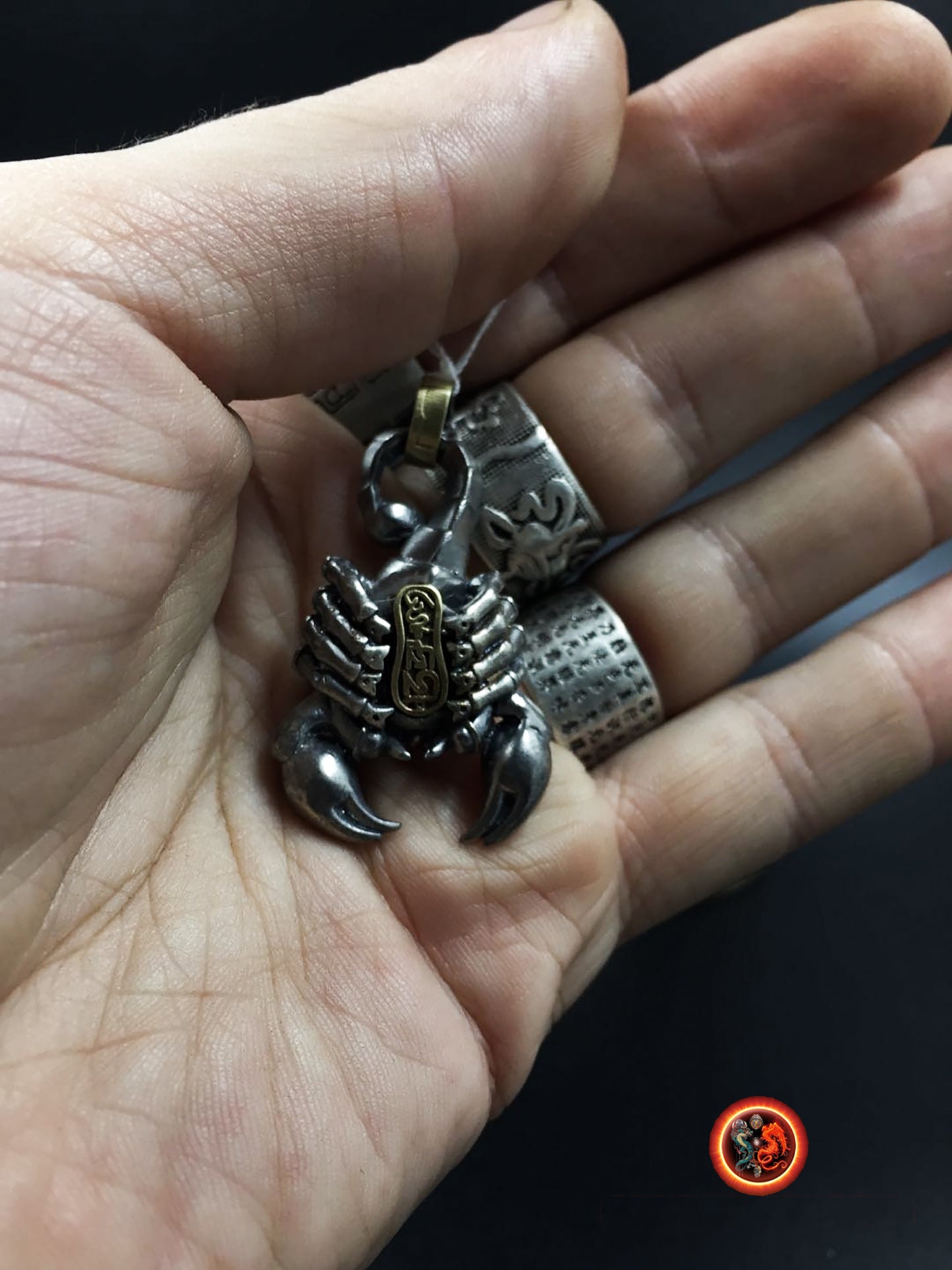 pendentif scorpion tibétain, amulette de protection bouddhiste de padmasambhava (Guru Rinpoché) argent 925 et cuivre, mantra sur le ventre - obsidian dragon