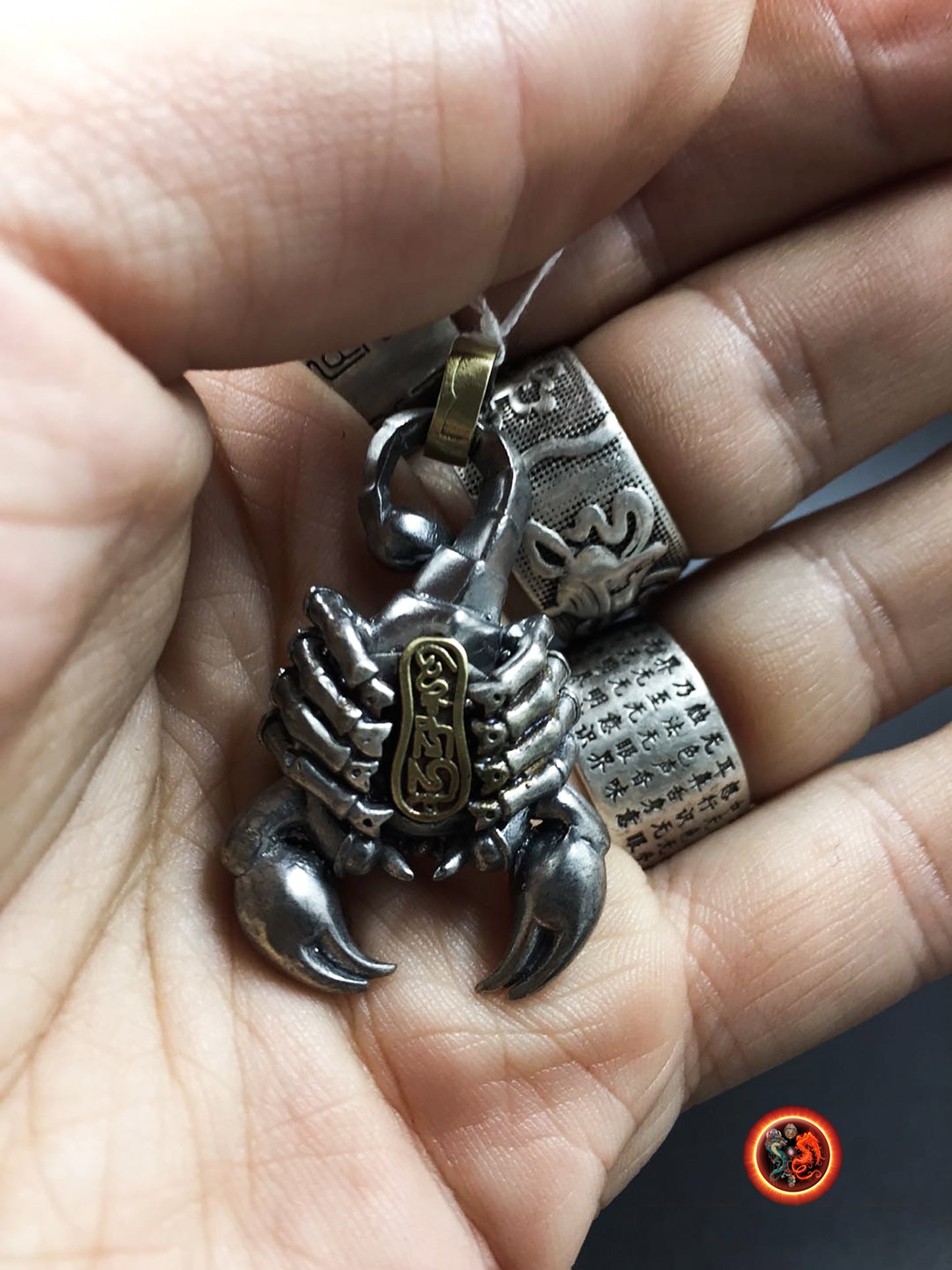 pendentif scorpion tibétain, amulette de protection bouddhiste de padmasambhava (Guru Rinpoché) argent 925 et cuivre, mantra sur le ventre - obsidian dragon