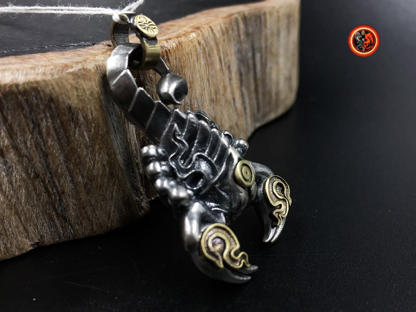 pendentif scorpion tibétain, amulette de protection bouddhiste de padmasambhava (Guru Rinpoché) argent 925 et cuivre, mantra sur le ventre - obsidian dragon