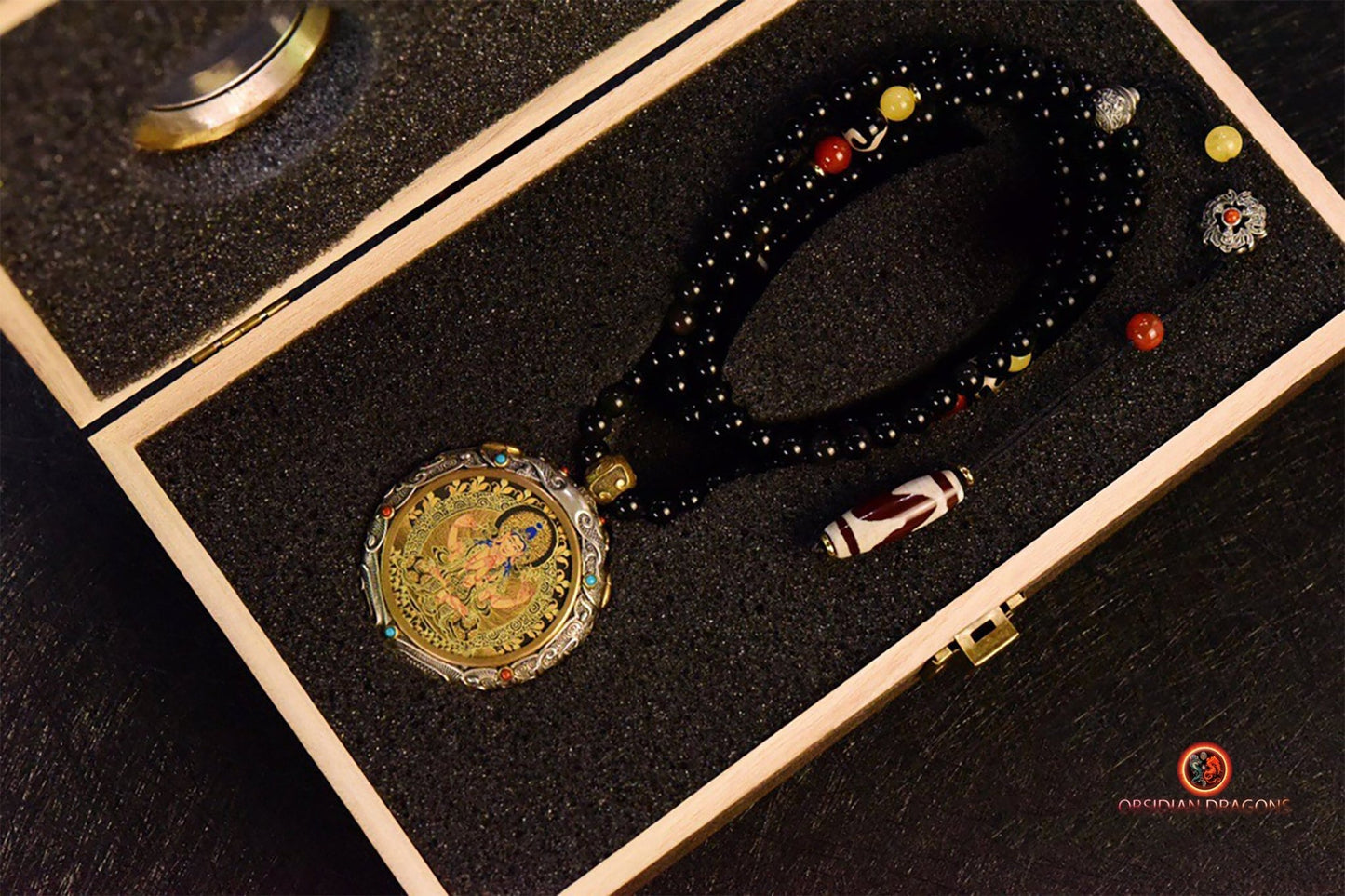 Ghau- Pendentif Tangka exceptionnel- Bouddha Chenrezi | obsidian dragons