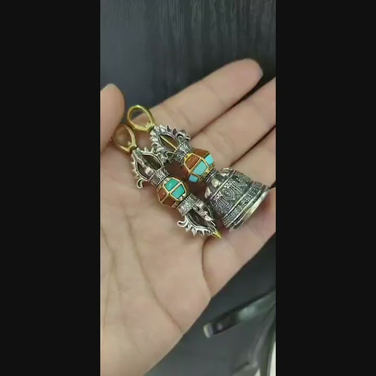 pendentifs de protection bouddhiste vajra et/ou cloche. Amulettes vajrayana tibétaines.