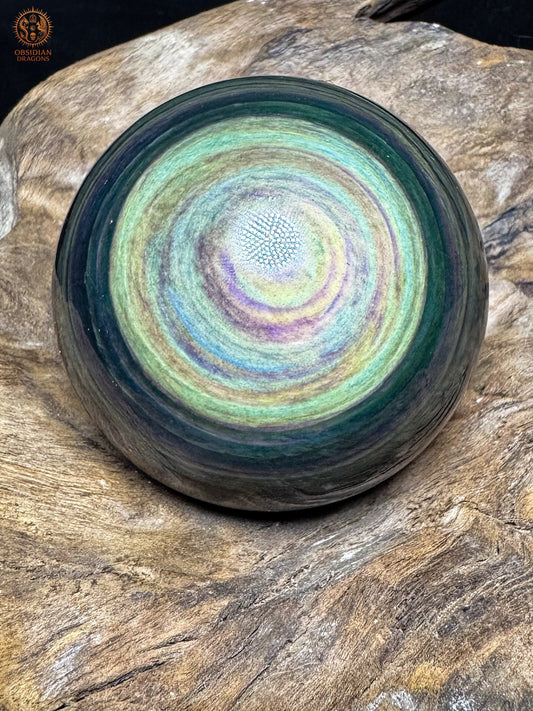 Sphère en obsidienne œil céleste, anneaux jaune-vert, vert d’eau, bleu pâle et mauve autour d’un centre clair - Obsidian Dragons