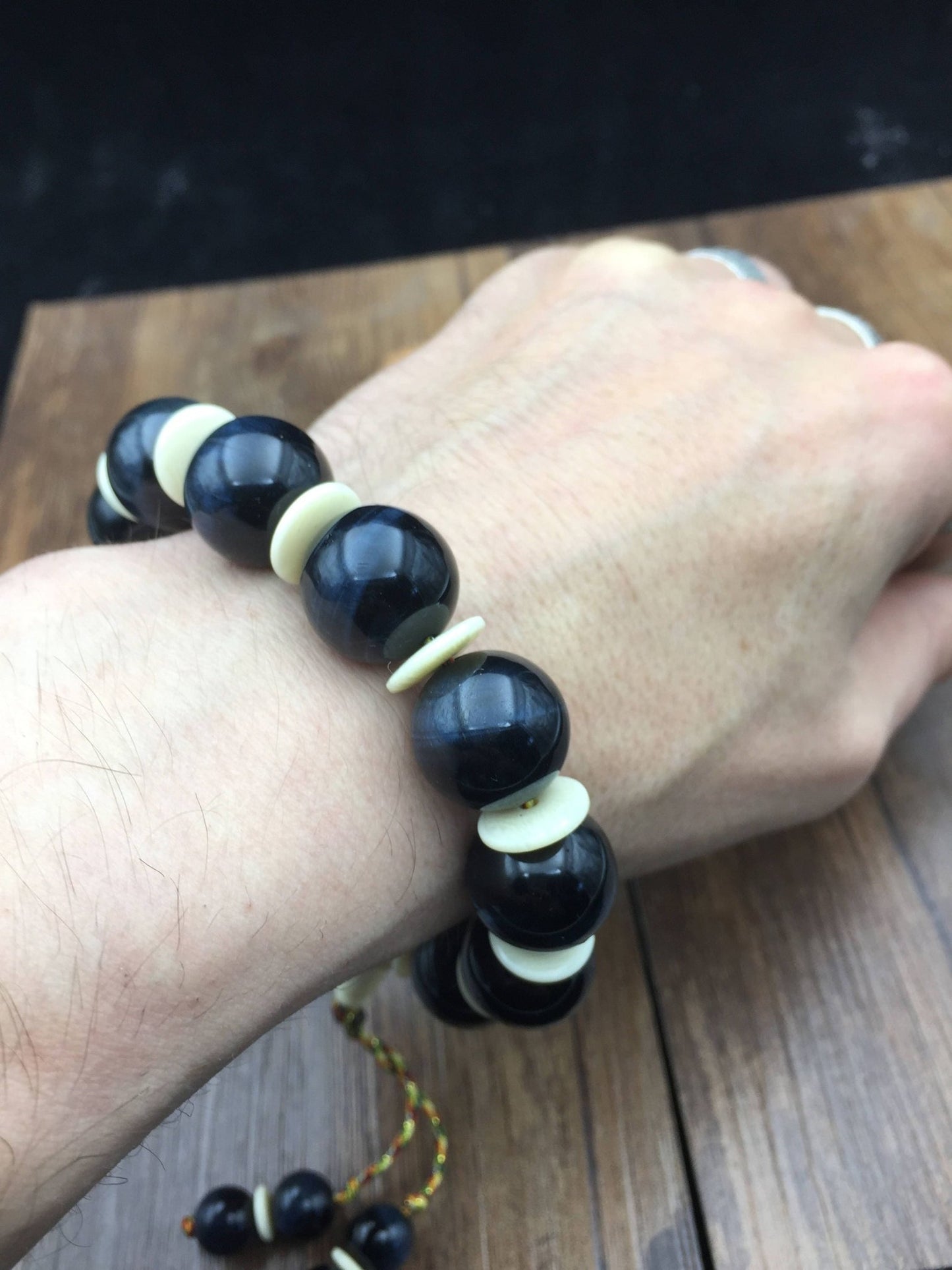 bracelet , mala de poignet chapelet bouddhiste de poignet oeil de faucon de 16mm et ivoire végétal - obsidian dragon