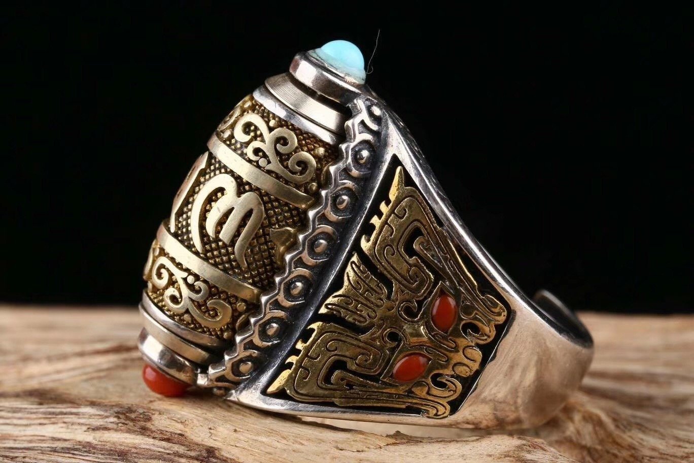 Bague bouddhiste tibétaine. Moulin à prière mantra de la compassion. Motif Taotie Argent 925, turquoise et nan hong - obsidian dragon
