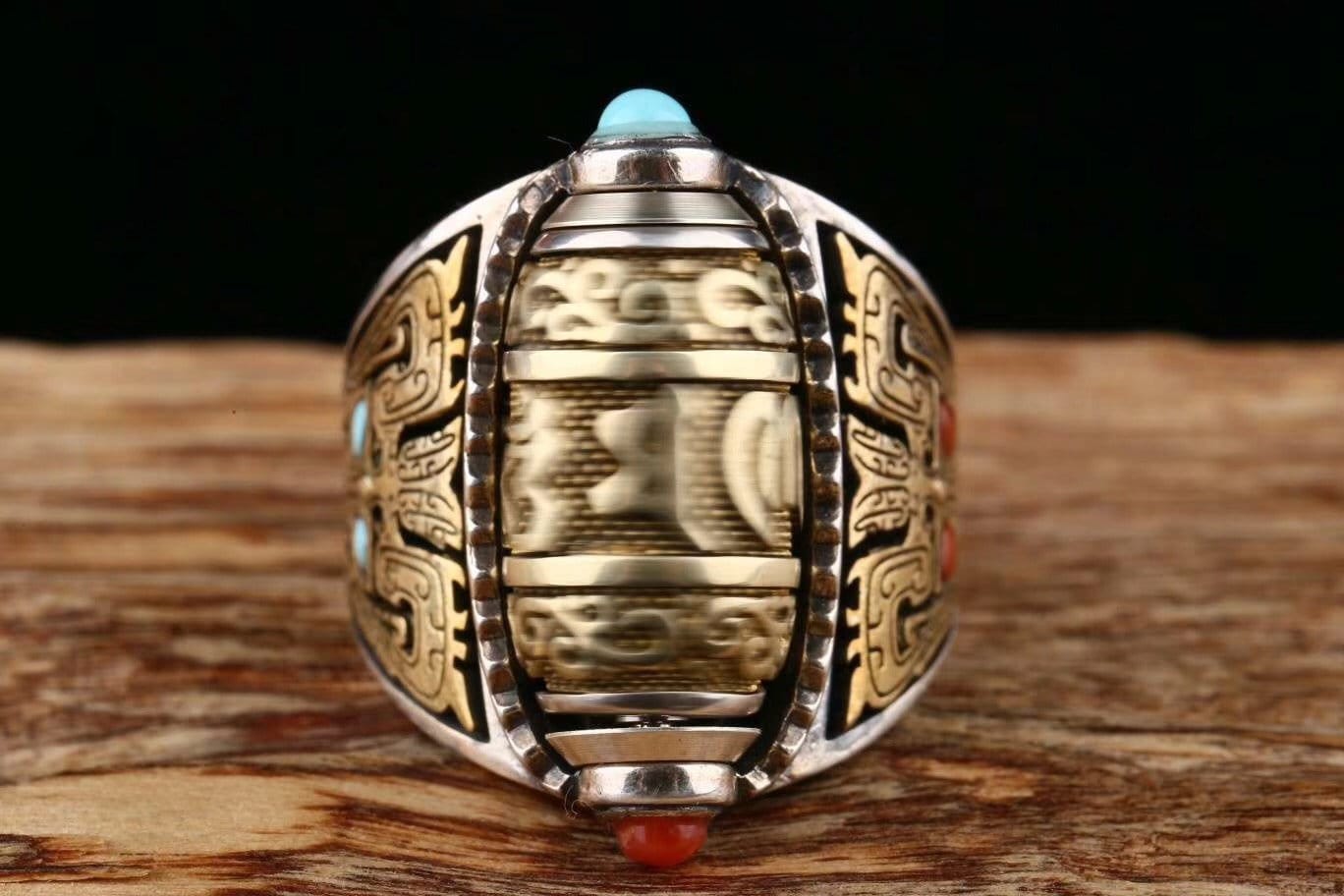 Bague bouddhiste tibétaine. Moulin à prière mantra de la compassion. Motif Taotie Argent 925, turquoise et nan hong - obsidian dragon