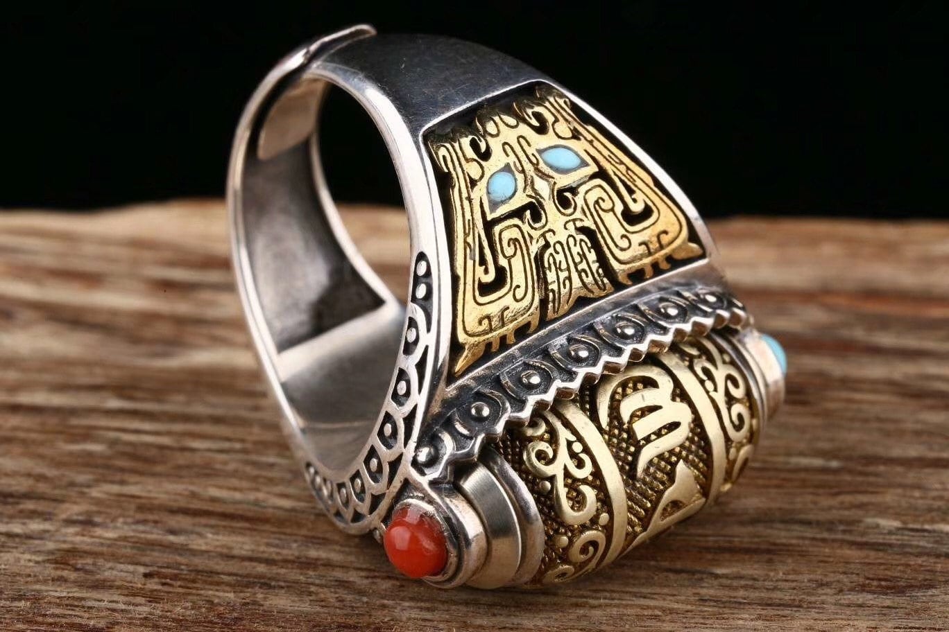 Bague bouddhiste tibétaine. Moulin à prière mantra de la compassion. Motif Taotie Argent 925, turquoise et nan hong - obsidian dragon