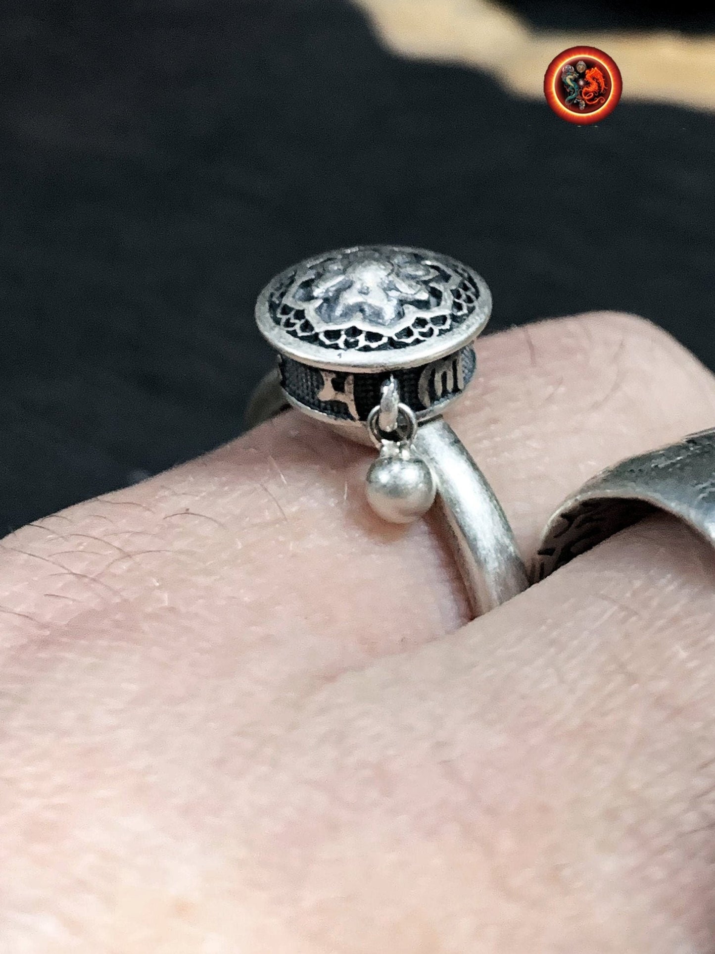 Bague de bouddhisme tibétain, moulin à prière, mantra de la compassion "om mani padme hum". Argent 925. moulin a prière tibétain tournant - obsidian dragon