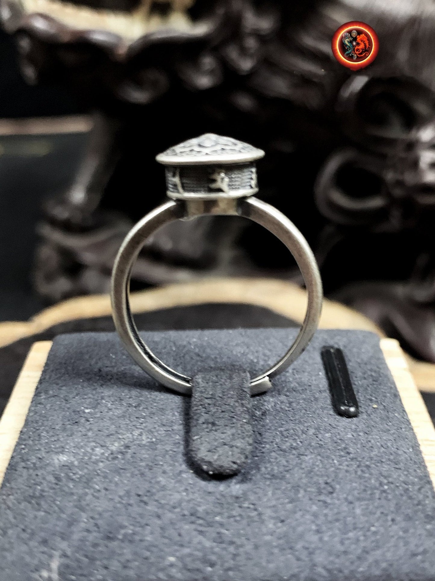 Bague de bouddhisme tibétain, moulin à prière, mantra de la compassion "om mani padme hum". Argent 925. moulin a prière tibétain tournant - obsidian dragon
