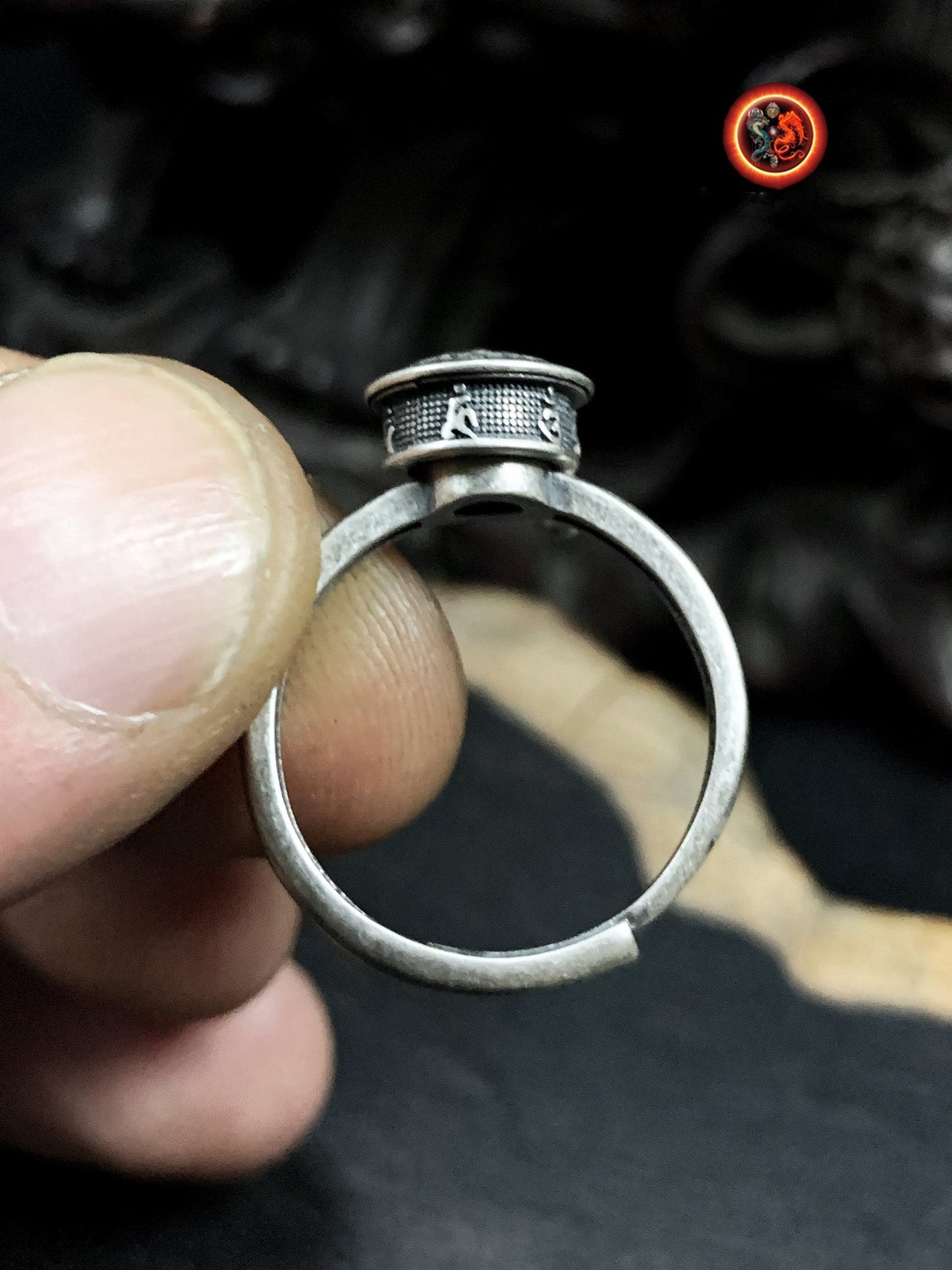 Bague de bouddhisme tibétain, moulin à prière, mantra de la compassion "om mani padme hum". Argent 925. moulin a prière tibétain tournant - obsidian dragon