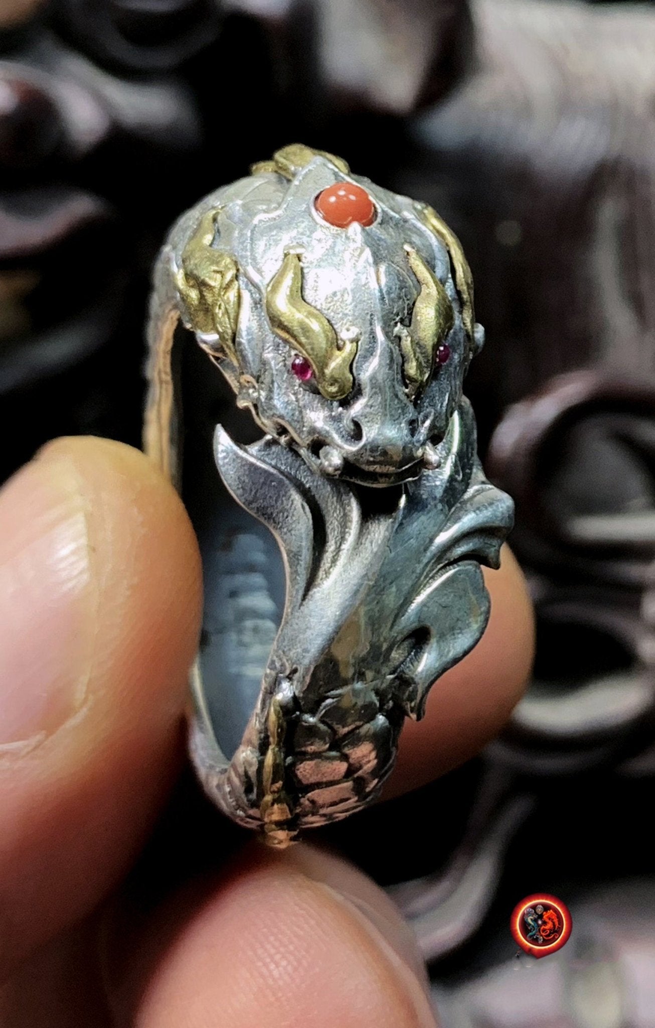 Bague dragon Aoyu. Feng shui protection. Argent 950, cuivre,rubis, agate nan hong. joaillerie artisanale de haute qualité. - obsidian dragon
