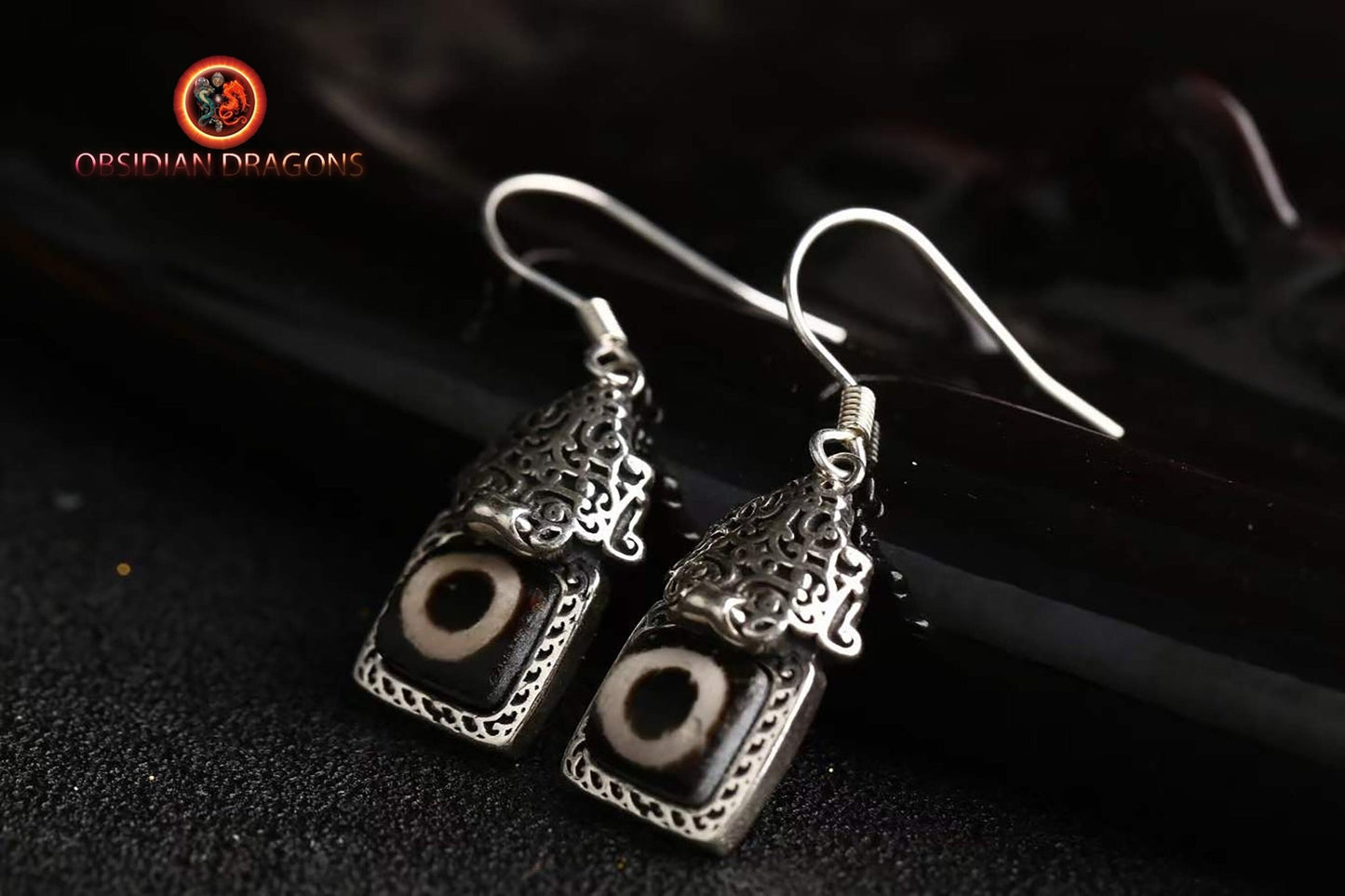 Boucle d'oreilles tibétaines traditionnelles. DZI, agates sacrées tibétaines à un oeil " Sagesse humaine et bonheur de la vie". Argent 925 - obsidian dragon