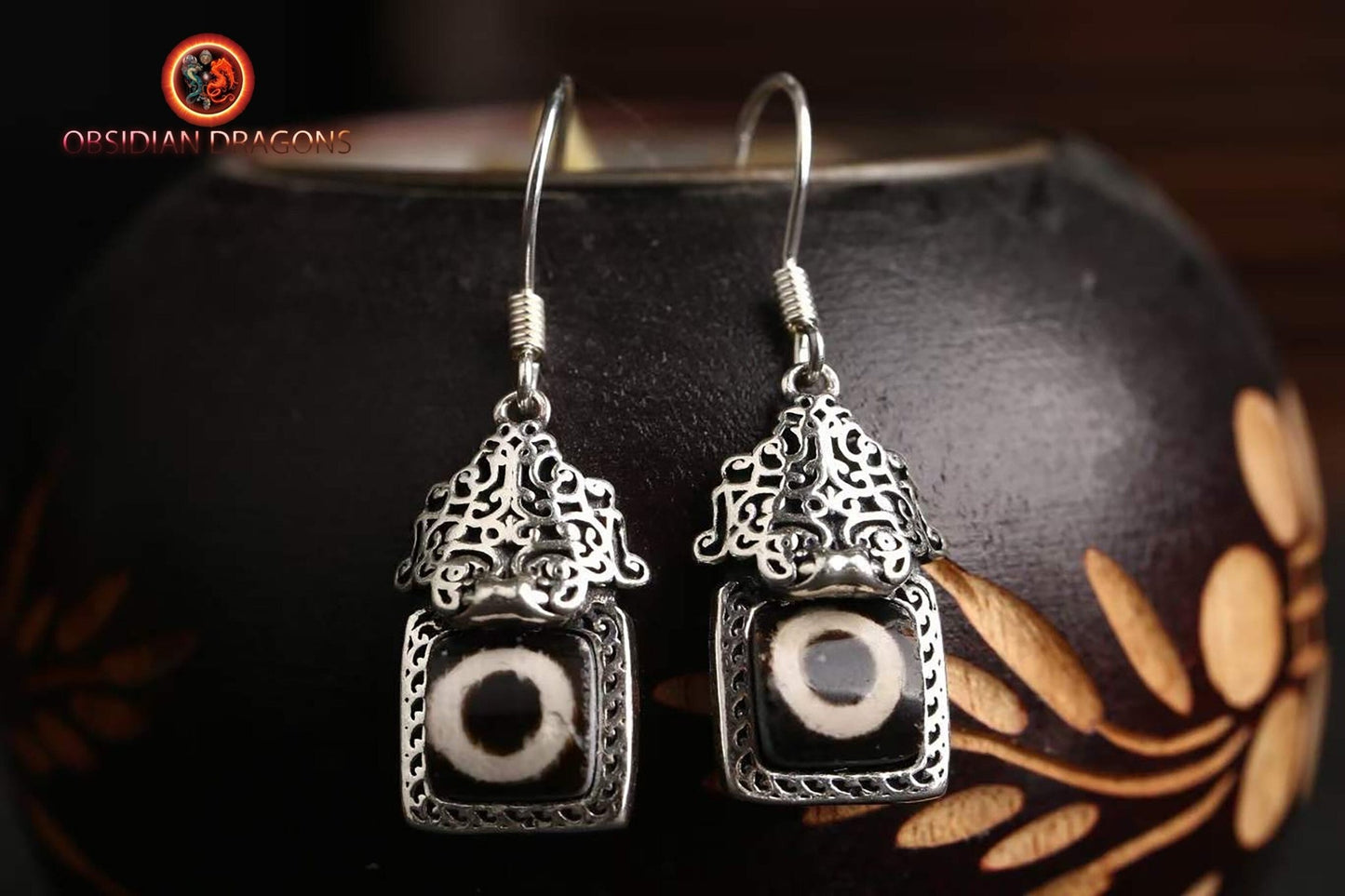 Boucle d'oreilles tibétaines traditionnelles. DZI, agates sacrées tibétaines à un oeil " Sagesse humaine et bonheur de la vie". Argent 925 - obsidian dragon