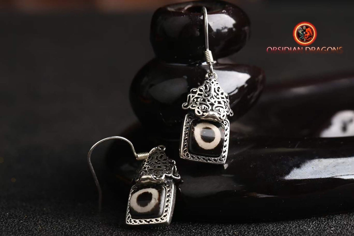 Boucle d'oreilles tibétaines traditionnelles. DZI, agates sacrées tibétaines à un oeil " Sagesse humaine et bonheur de la vie". Argent 925 - obsidian dragon