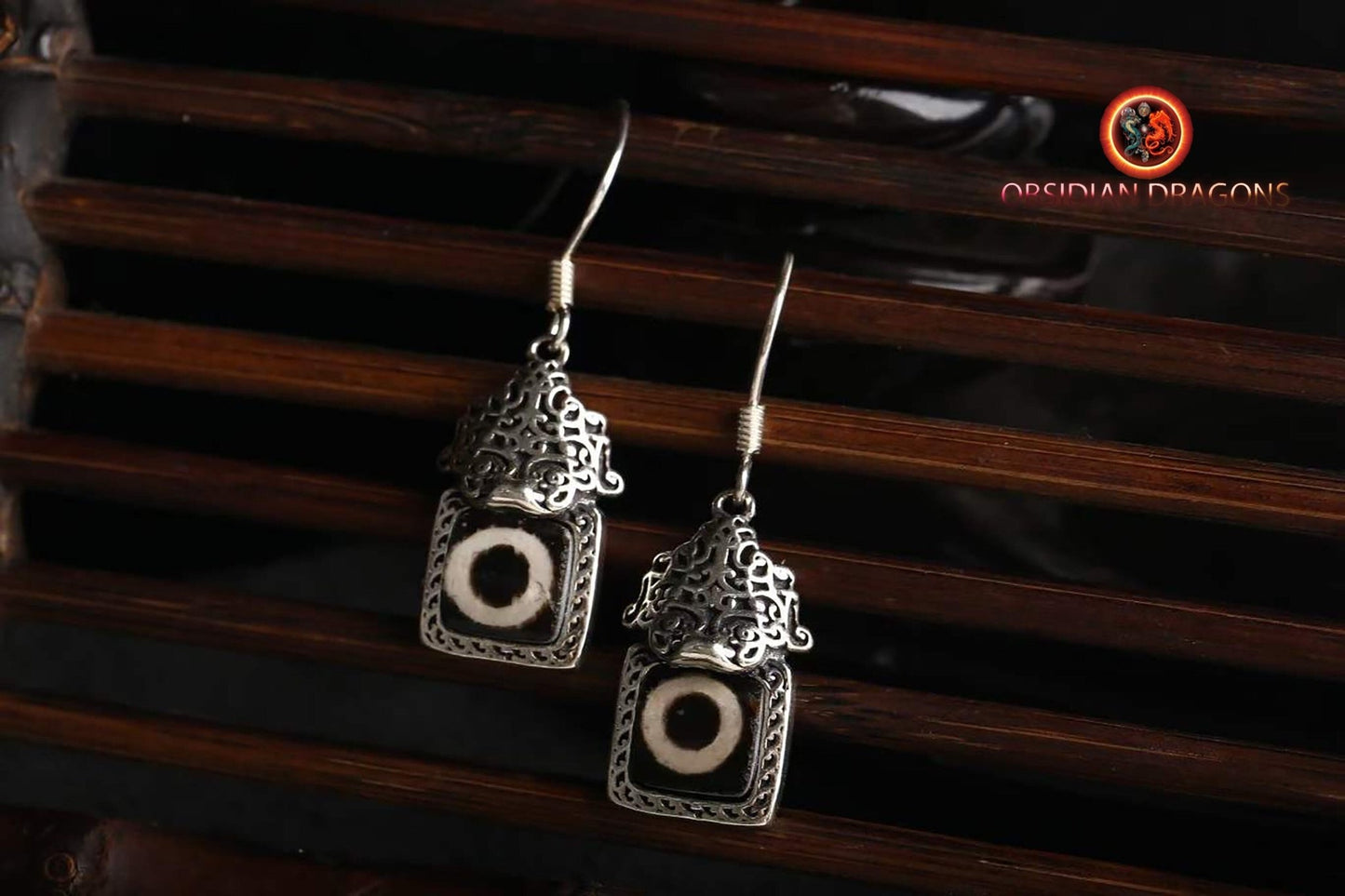 Boucle d'oreilles tibétaines traditionnelles. DZI, agates sacrées tibétaines à un oeil " Sagesse humaine et bonheur de la vie". Argent 925 - obsidian dragon