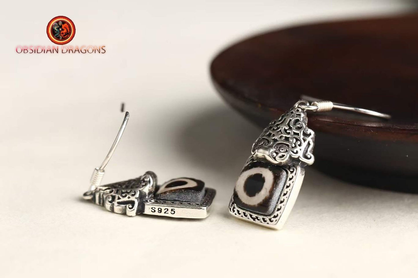 Boucle d'oreilles tibétaines traditionnelles. DZI, agates sacrées tibétaines à un oeil " Sagesse humaine et bonheur de la vie". Argent 925 - obsidian dragon