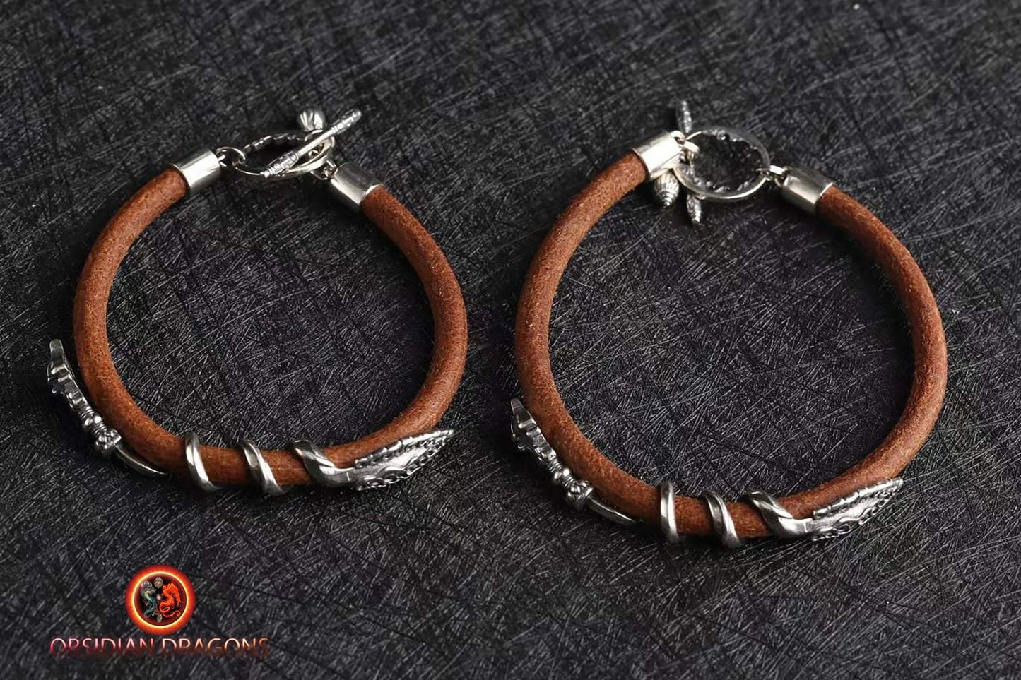 Bracelet tibetain, bouddhiste. Bouddha, épée du bodhisattva de la connaissance Manjushri en argent 925 enroulée sur un bracelet de cuir. - obsidian dragon