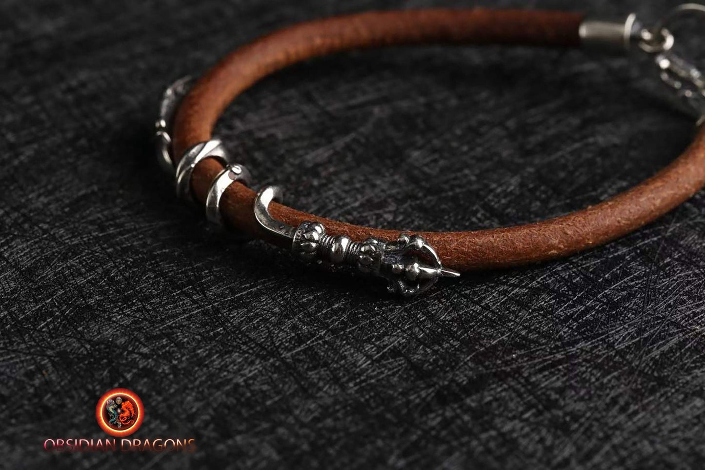 Bracelet tibetain, bouddhiste. Bouddha, épée du bodhisattva de la connaissance Manjushri en argent 925 enroulée sur un bracelet de cuir. - obsidian dragon