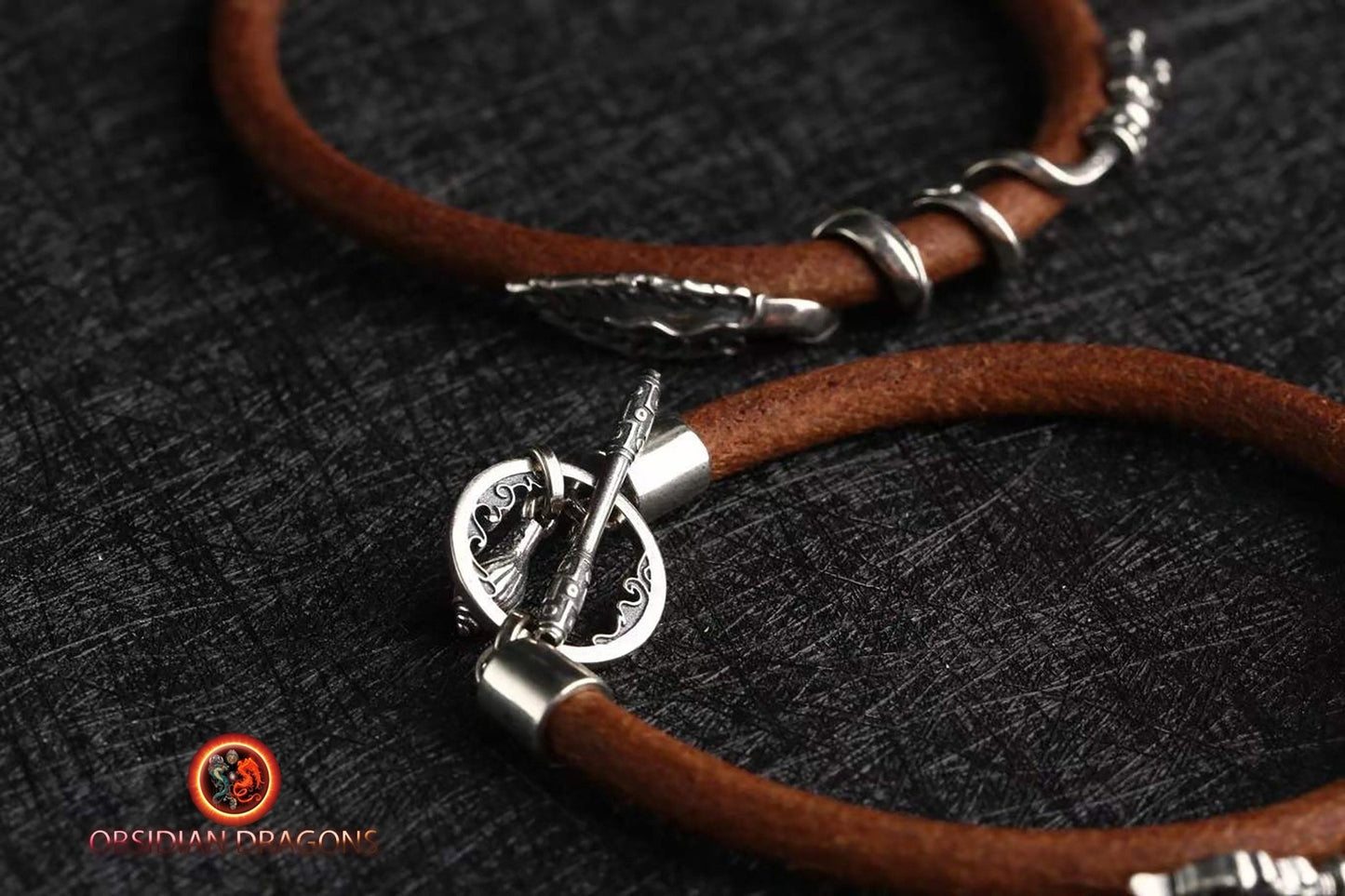 Bracelet tibetain, bouddhiste. Bouddha, épée du bodhisattva de la connaissance Manjushri en argent 925 enroulée sur un bracelet de cuir. - obsidian dragon