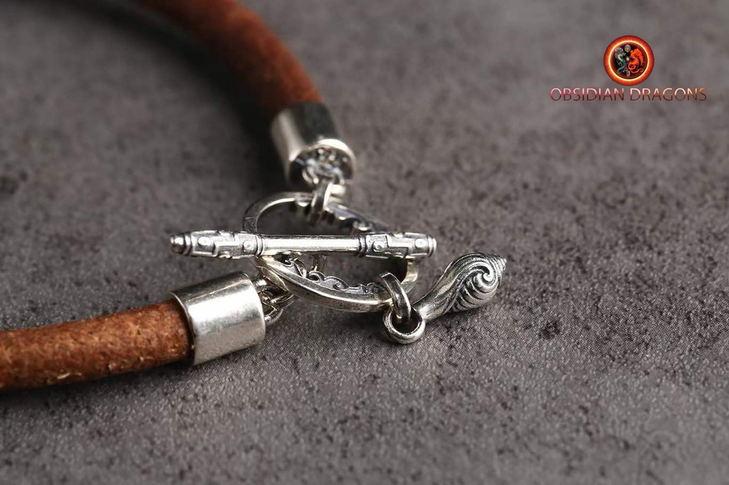 Bracelet tibetain, bouddhiste. Bouddha, épée du bodhisattva de la connaissance Manjushri en argent 925 enroulée sur un bracelet de cuir. - obsidian dragon