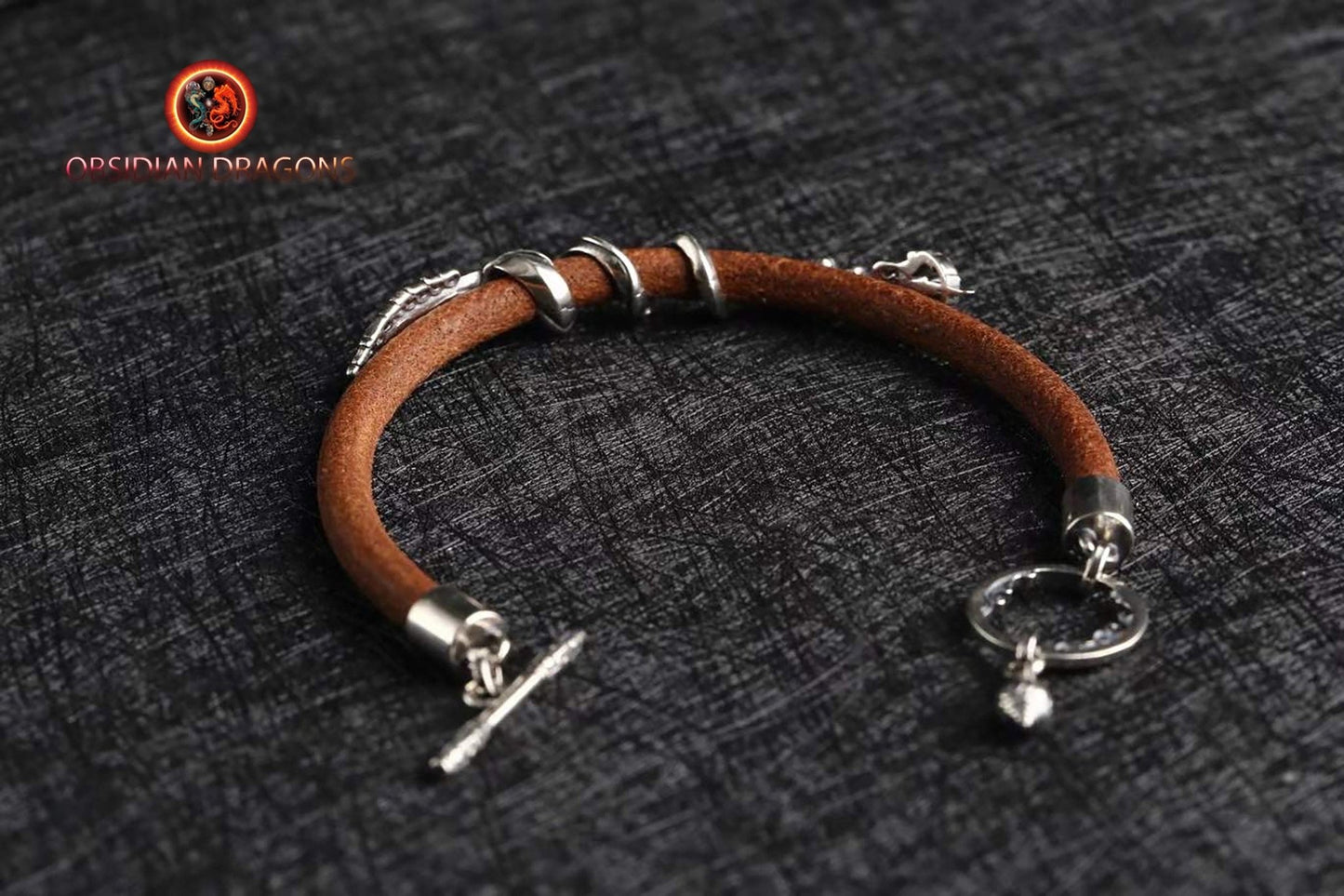 Bracelet tibetain, bouddhiste. Bouddha, épée du bodhisattva de la connaissance Manjushri en argent 925 enroulée sur un bracelet de cuir. - obsidian dragon