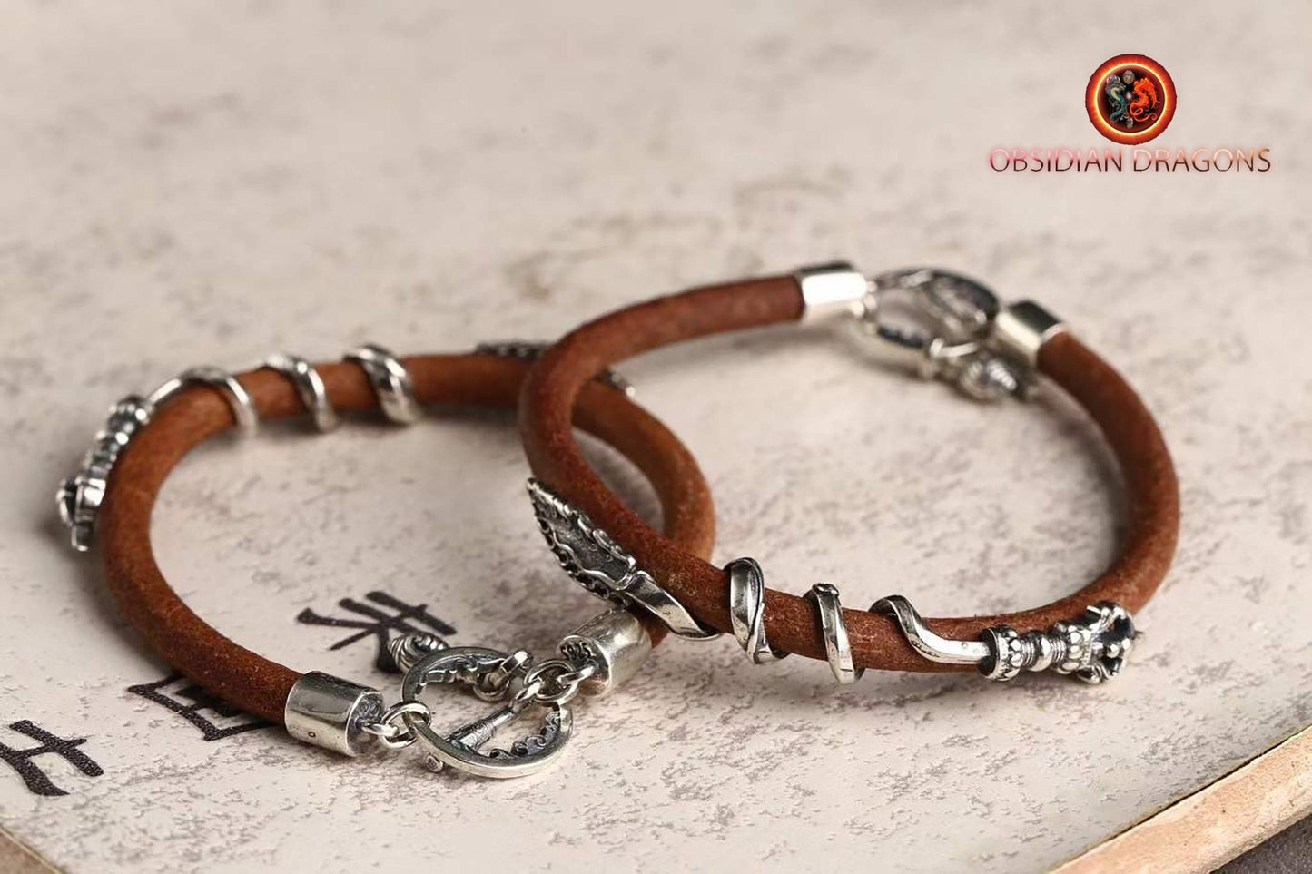 Bracelet tibetain, bouddhiste. Bouddha, épée du bodhisattva de la connaissance Manjushri en argent 925 enroulée sur un bracelet de cuir. - obsidian dragon