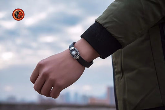 Bracelet de bénédiction double bonheur. motifs de deux chauves souris. Cuir, argent 925, opale welo d'Ethiopie. bracelet reglable. - obsidian dragon