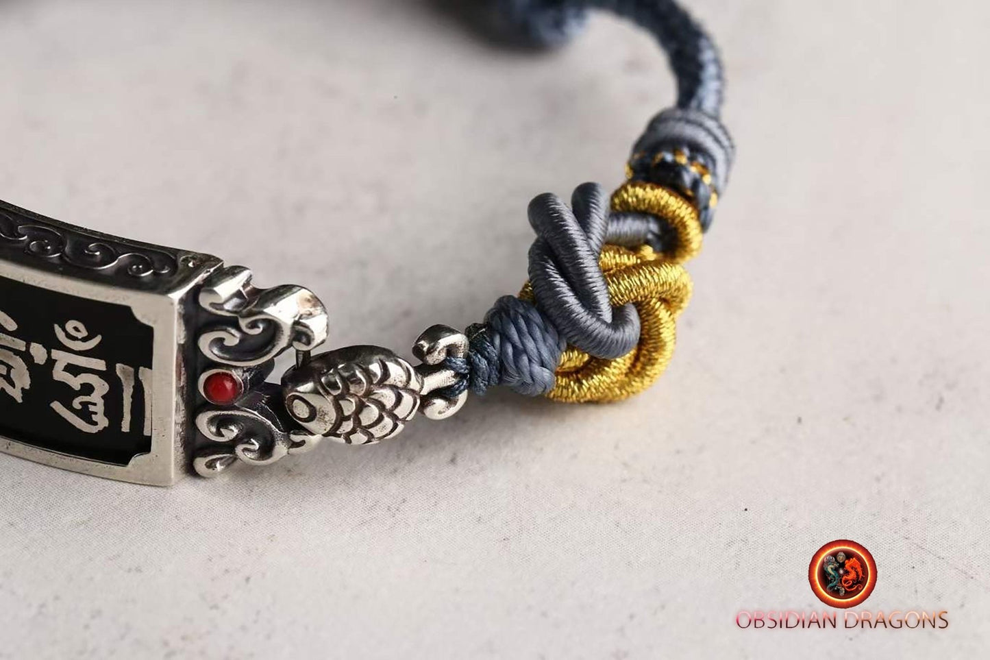 bracelet porte bonheur bouddhiste tibétain. Mantra de la compassion "om mani padme hum". Argent 925, Entièrement tressé à la main. - obsidian dragon