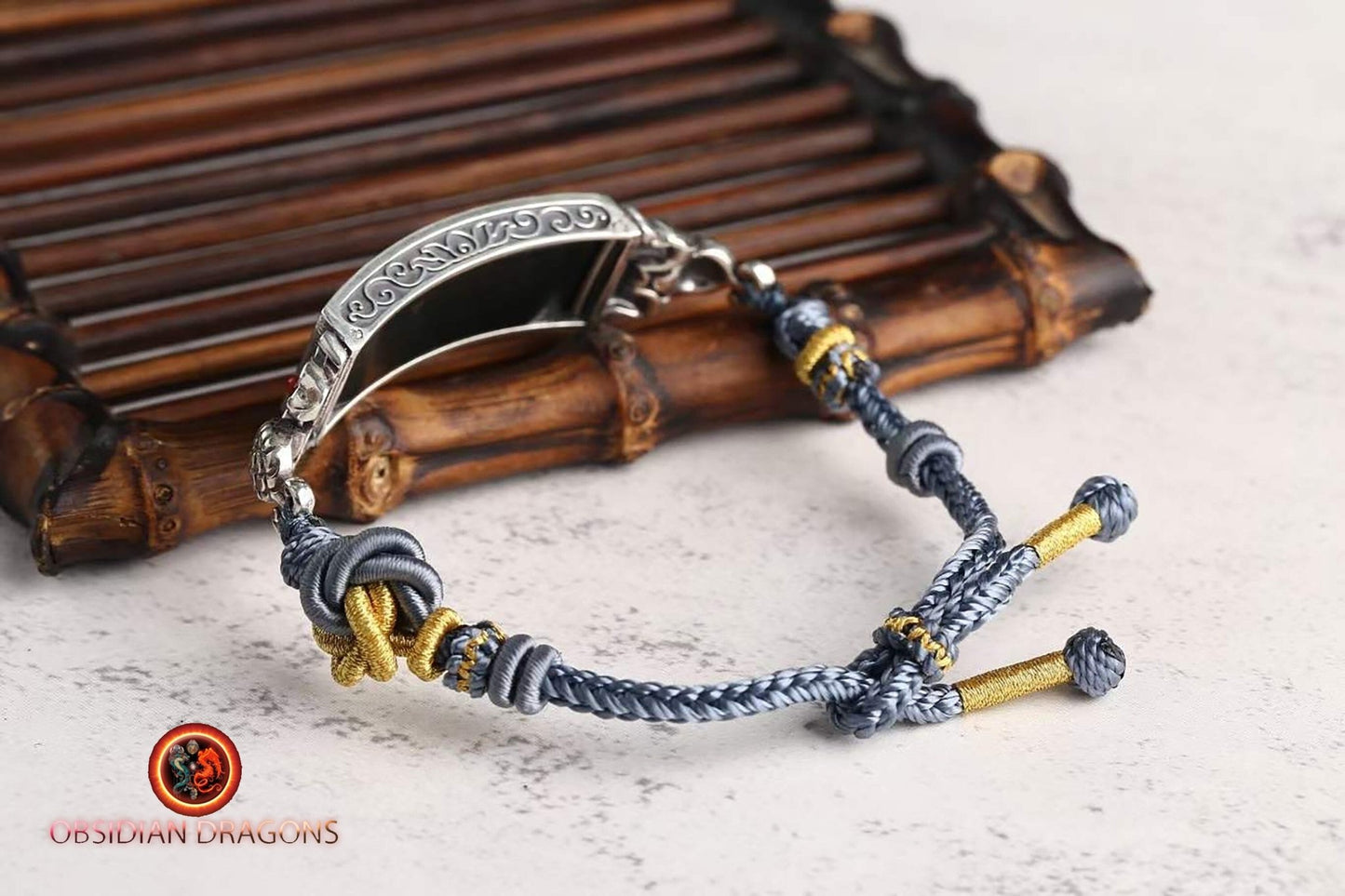 bracelet porte bonheur bouddhiste tibétain. Mantra de la compassion "om mani padme hum". Argent 925, Entièrement tressé à la main. - obsidian dragon