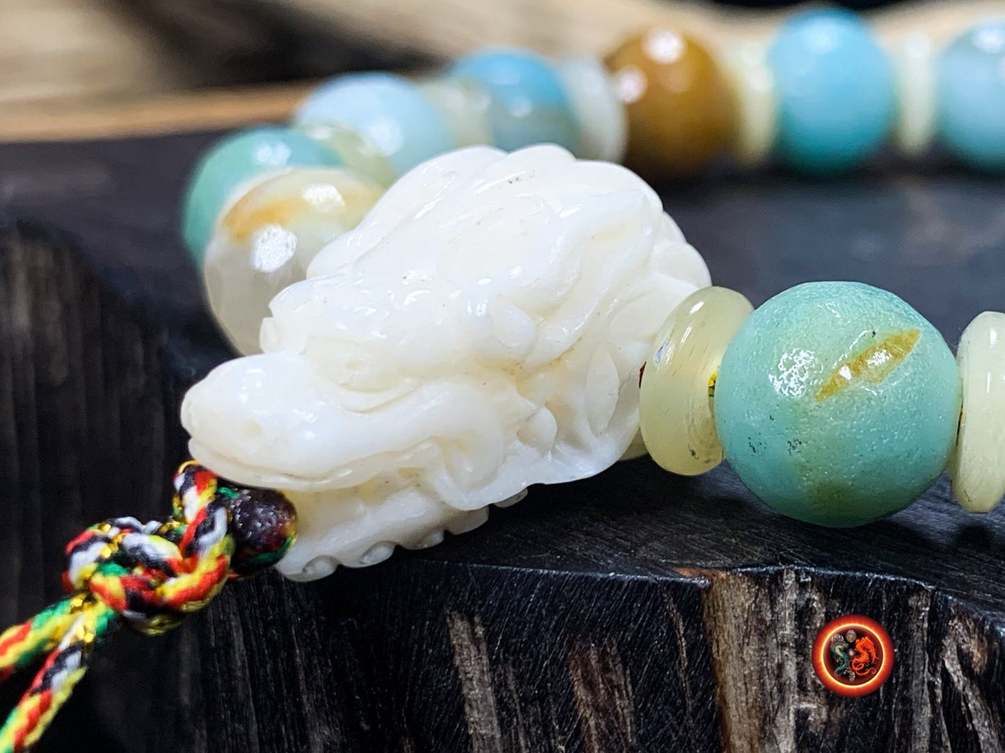 bracelet dragon Amazonite arc en ciel, os de buffle. Monté sur cordon traditionnel pour mala. Noeud coulissant adaptable à toutes tailles - obsidian dragon