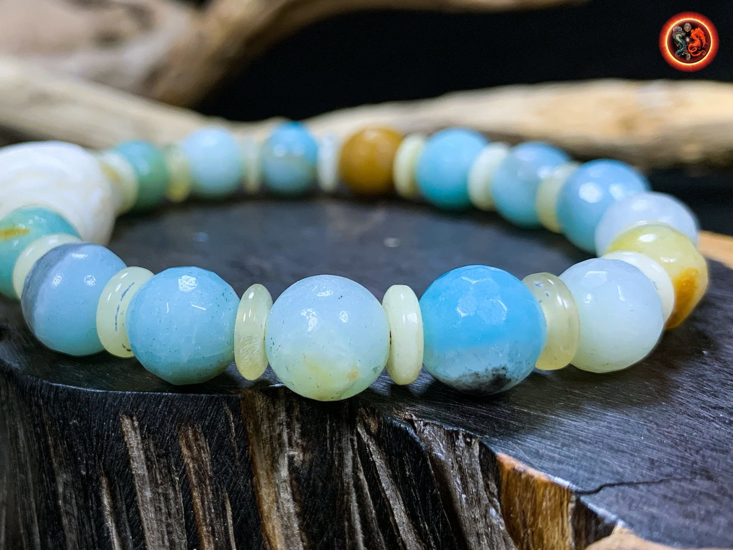 bracelet dragon Amazonite arc en ciel, os de buffle. Monté sur cordon traditionnel pour mala. Noeud coulissant adaptable à toutes tailles - obsidian dragon