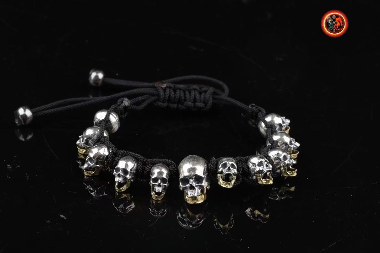 Bracelet cranes, skull. argent 925, mâchoire inférieure mobile en laiton Tressé avec de la corde pour parachute ultra resistante, reglable - obsidian dragon