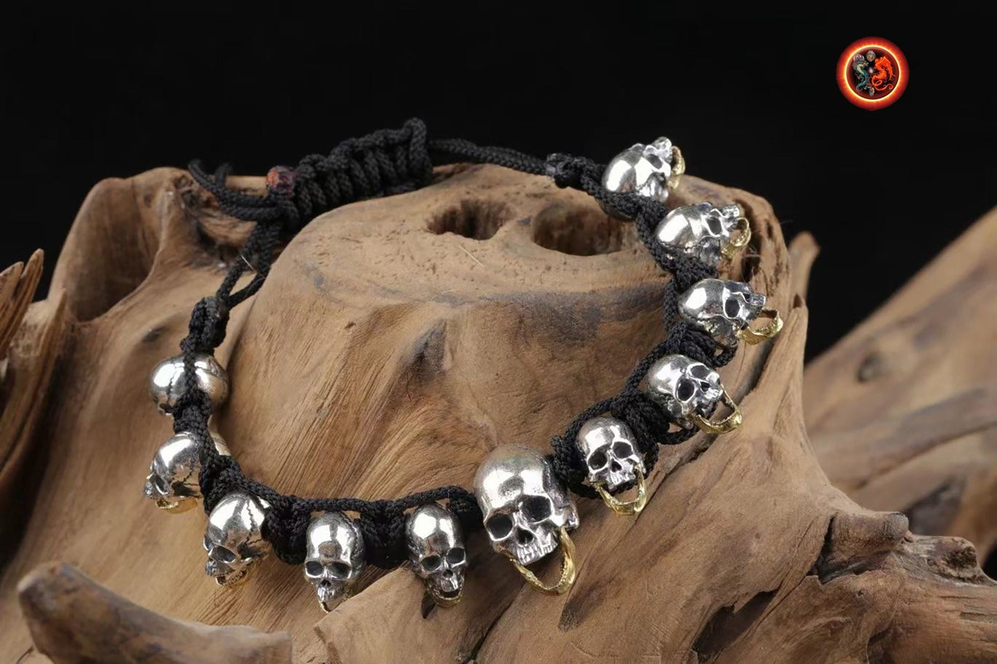 Bracelet cranes, skull. argent 925, mâchoire inférieure mobile en laiton Tressé avec de la corde pour parachute ultra resistante, reglable - obsidian dragon