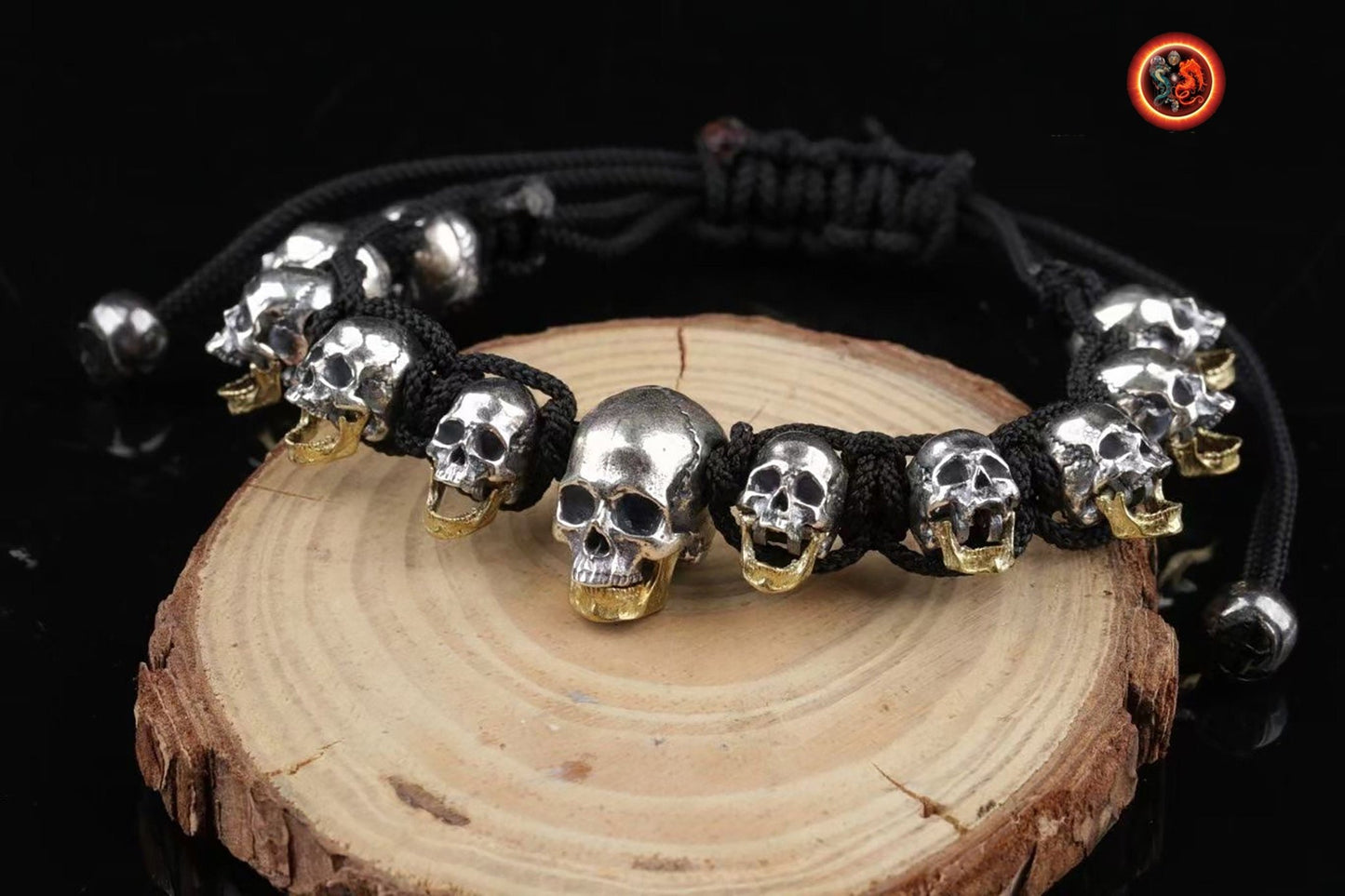 Bracelet cranes, skull. argent 925, mâchoire inférieure mobile en laiton Tressé avec de la corde pour parachute ultra resistante, reglable - obsidian dragon