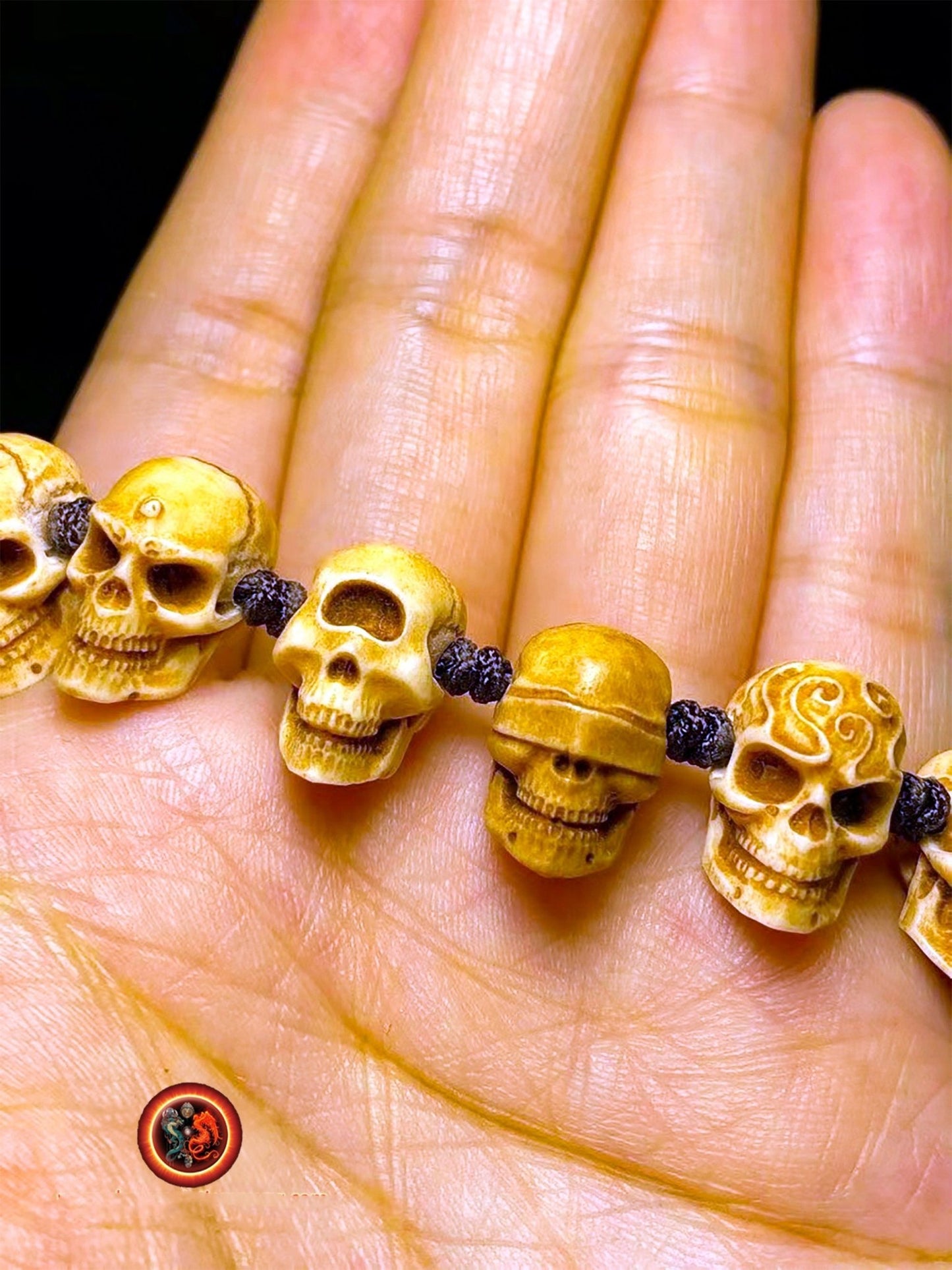 bracelet crânes, skull, tetes de mort. entièrement sculpté artisanalement en bois de cerf, netsuké. Pièce rare. ajustable - obsidian dragon