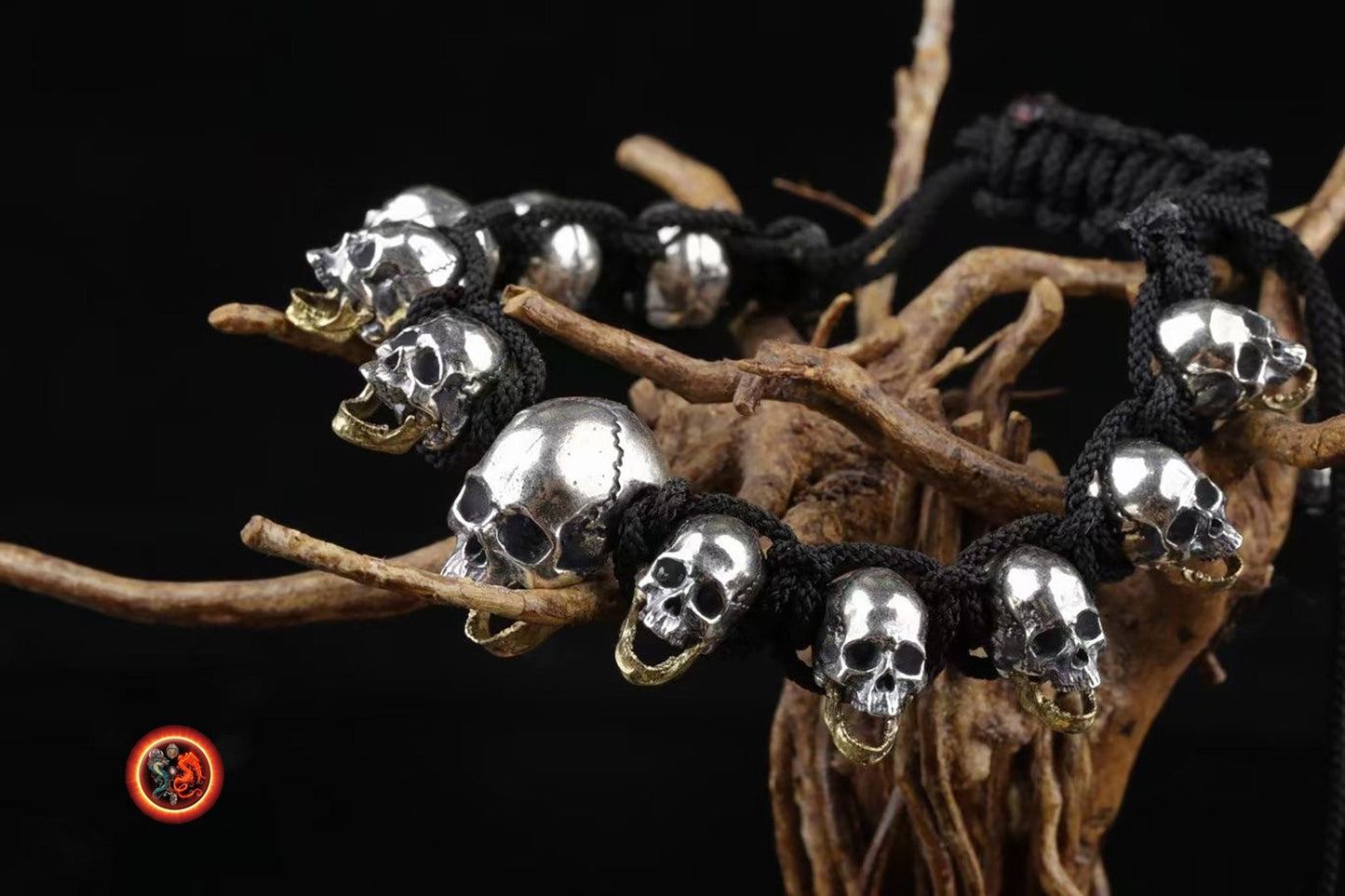 Bracelet cranes, skull. argent 925, mâchoire inférieure mobile en laiton Tressé avec de la corde pour parachute ultra resistante, reglable - obsidian dragon